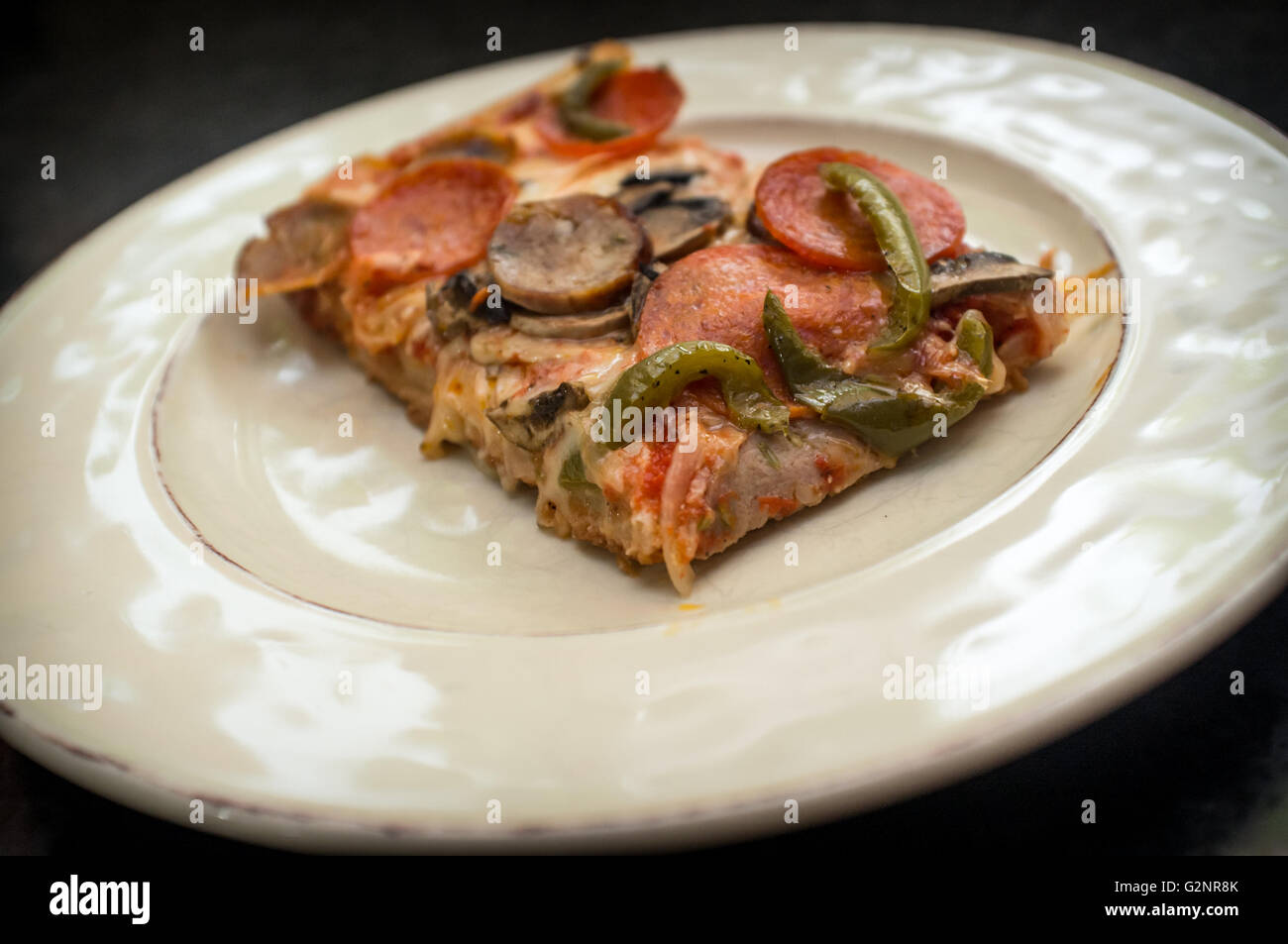 Pizza Siciliana con salsiccia cipolle peperoni funghi e salsiccia per pizza Foto Stock