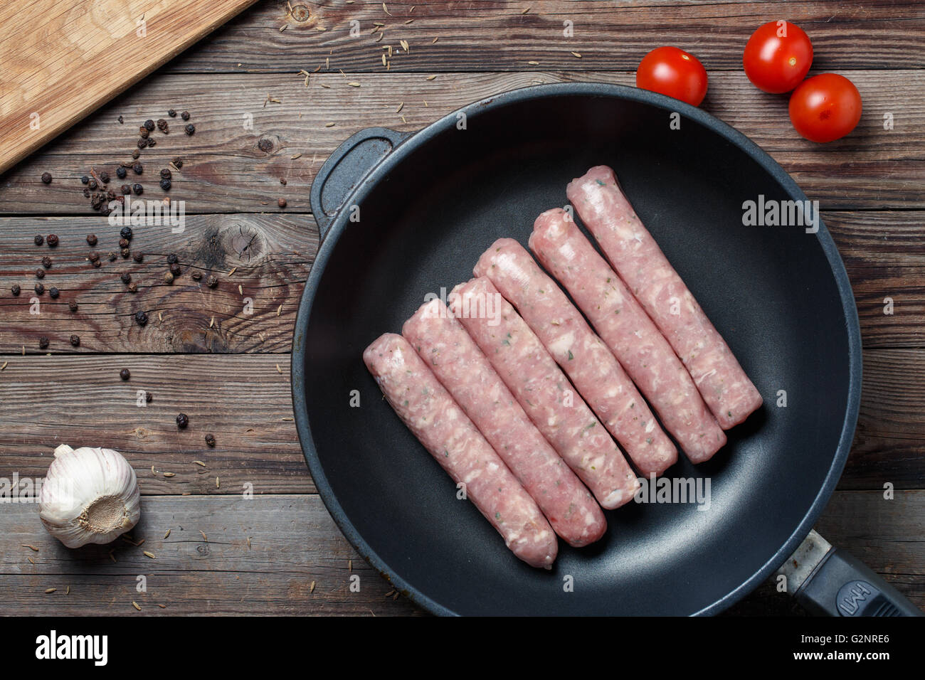 Salumi crudi in una padella Foto Stock