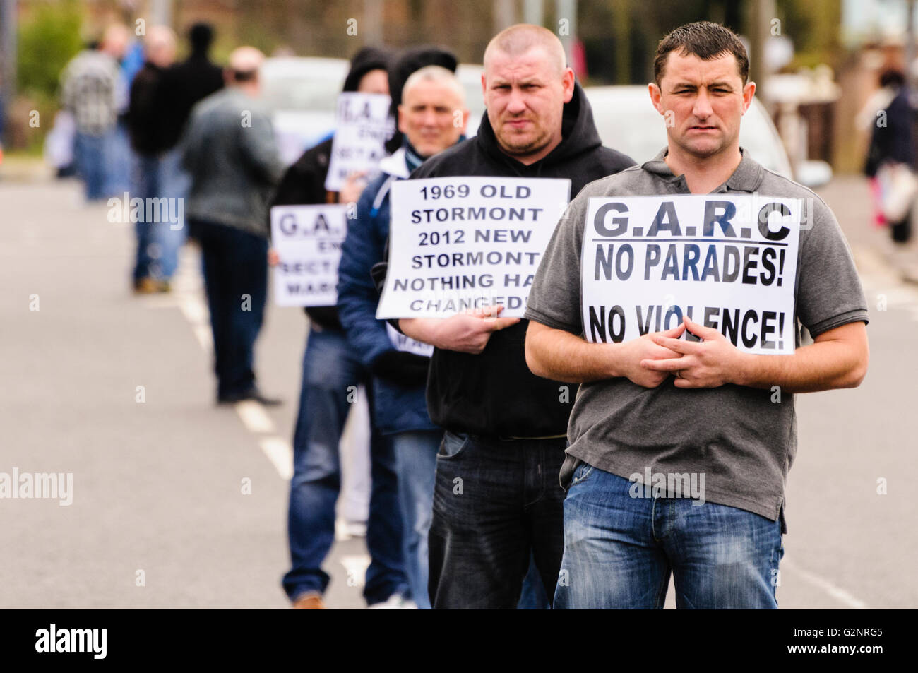 Belfast, Regno Unito/Irlanda. 07/04/2012 - Maggiore residenti di Ardoyne Comitato tenere una linea bianca in segno di protesta contro l'ordine arancione parate passando la zona. Foto Stock