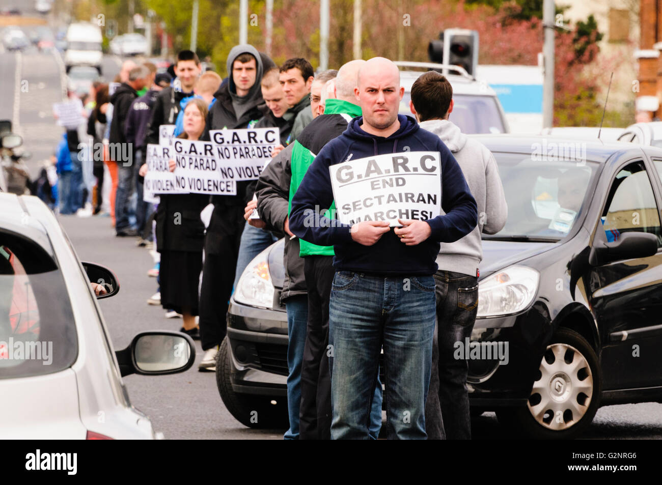 Belfast, Regno Unito/Irlanda. 07/04/2012 - Dee Fennell (anteriore) conduce il maggiore Ardoyne Comitato residenti mentre sono in attesa di una linea bianca in segno di protesta contro l'ordine arancione parate passando la zona. Foto Stock