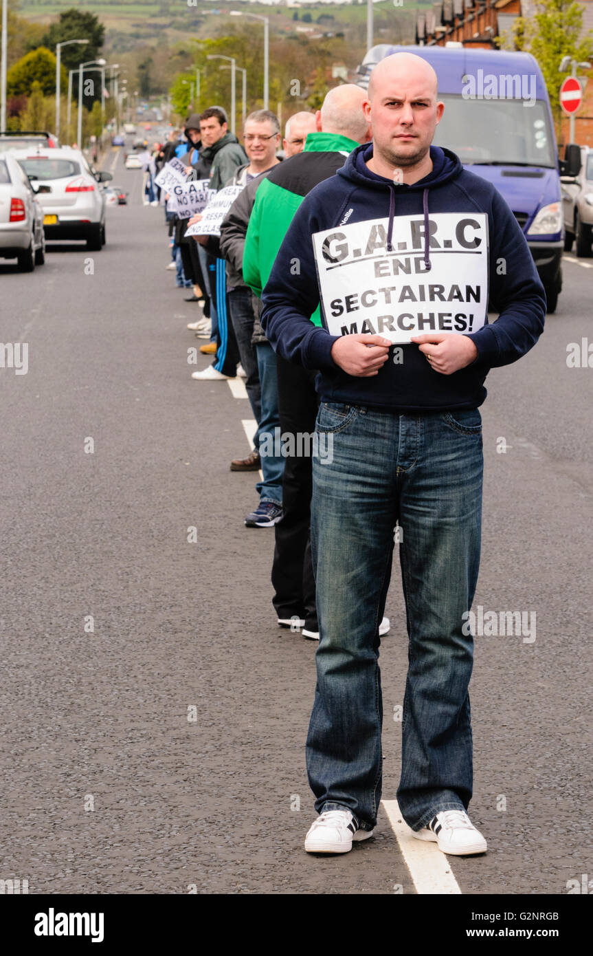 Belfast, Regno Unito/Irlanda. 07/04/2012 - Dee Fennell (anteriore) conduce il maggiore Ardoyne Comitato residenti mentre sono in attesa di una linea bianca in segno di protesta contro l'ordine arancione parate passando la zona. Foto Stock