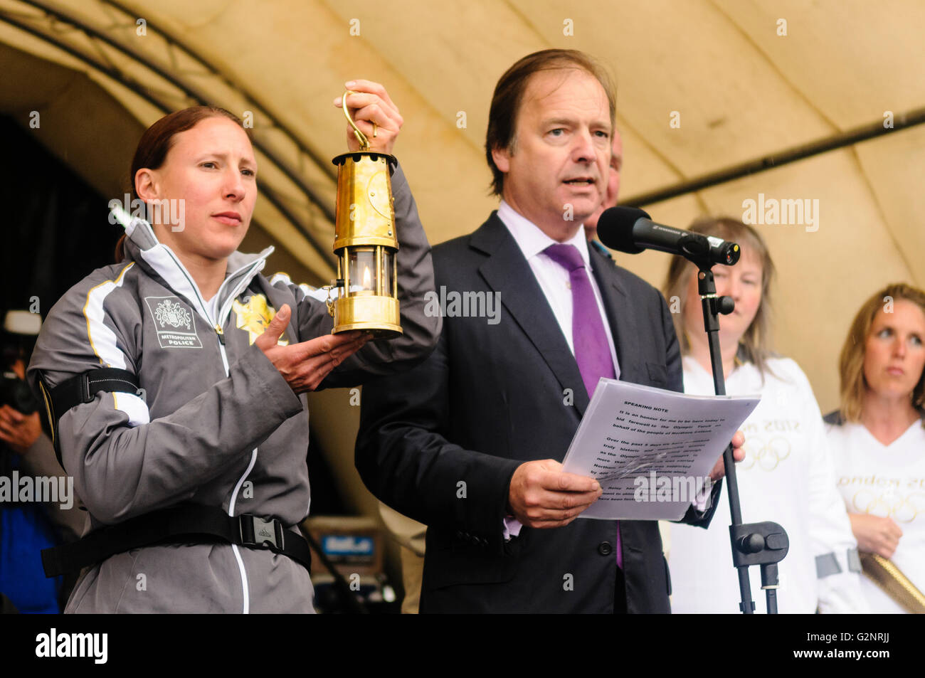 Larne, 07/06/2012 - Il Ministro di Stato, Rt Hon Hugo Swire, MP per East Devon, dice addio alla fiamma olimpica come foglie Irlanda del Nord alla luce della fiamma a Londra 2012. Foto Stock