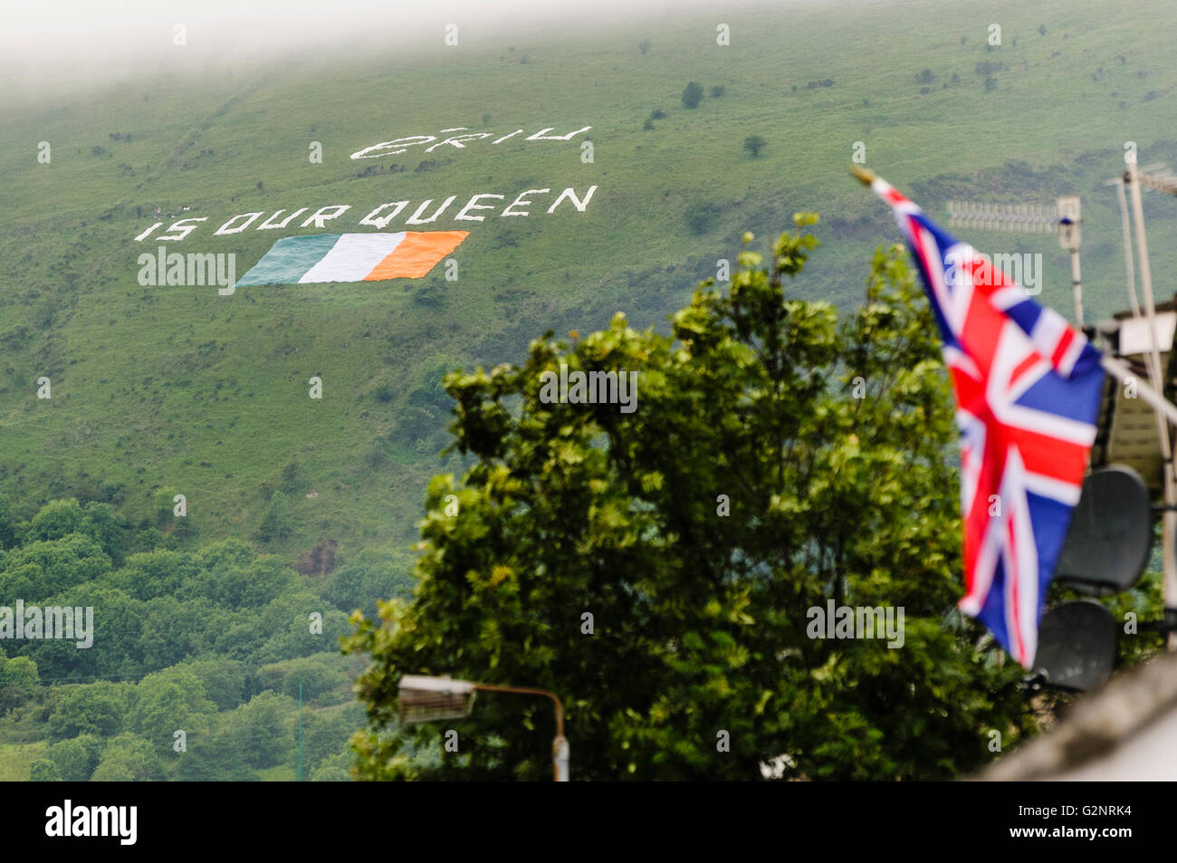 Belfast, 26/06/2012 - I repubblicani protesta contro la Regina della visita in Irlanda del Nord con un gigante di bandiera irlandese sulla montagna nera e il messaggio 'Eriu è la nostra regina" Il messaggio è visibile in tutta Belfast. Foto Stock