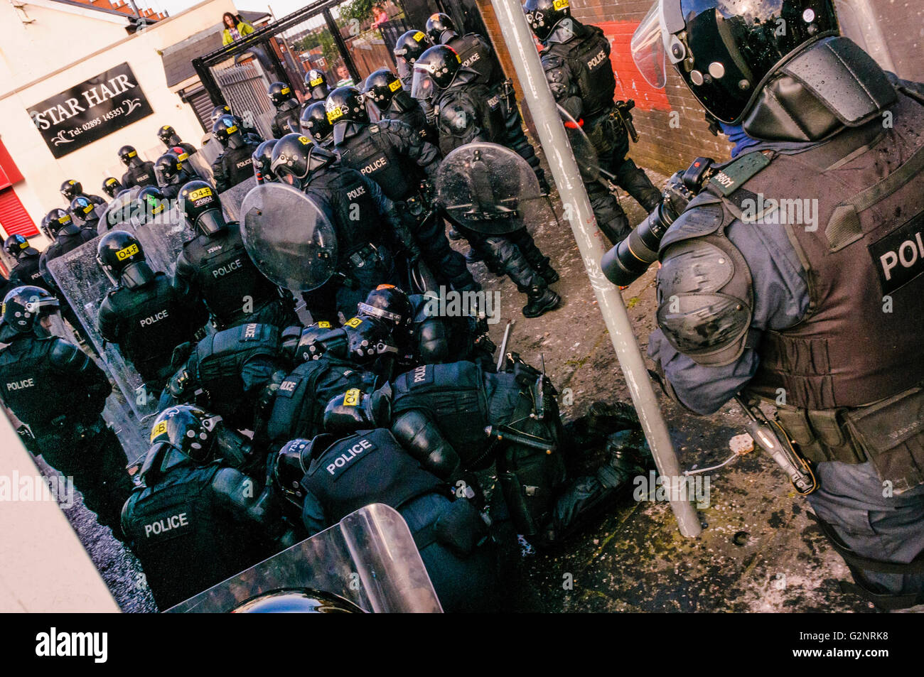 Belfast, 12/07/2012 - UN PSNI officer è gravemente ferito come la violenza scoppia in Ardoyne 12 luglio successivo ordine arancione parade Foto Stock