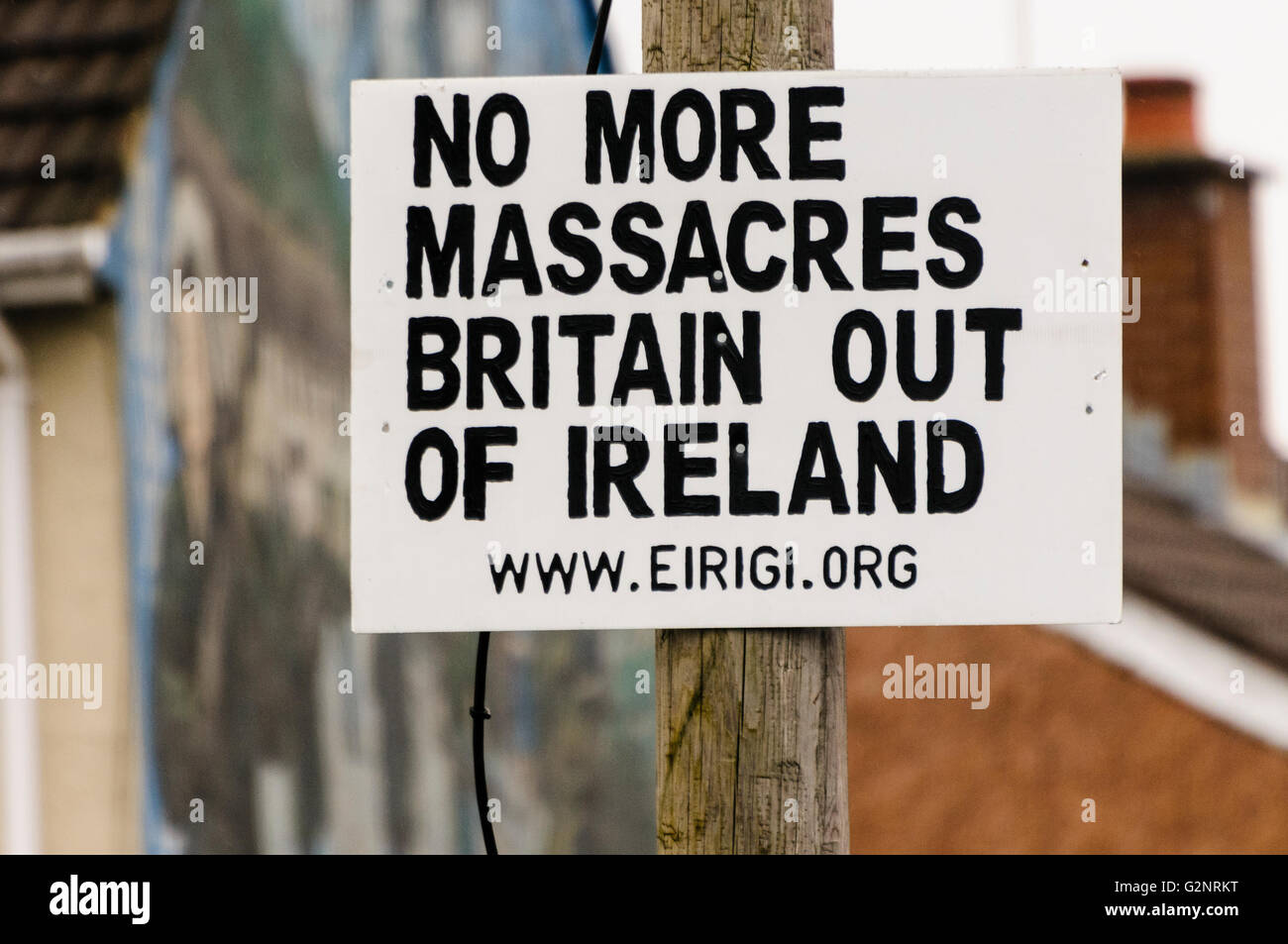 Repubblicana irlandese Eirigi gruppo messo un cartello su un lampione 'No ulteriori massacri. La Gran Bretagna fuori dall' Irlanda Foto Stock