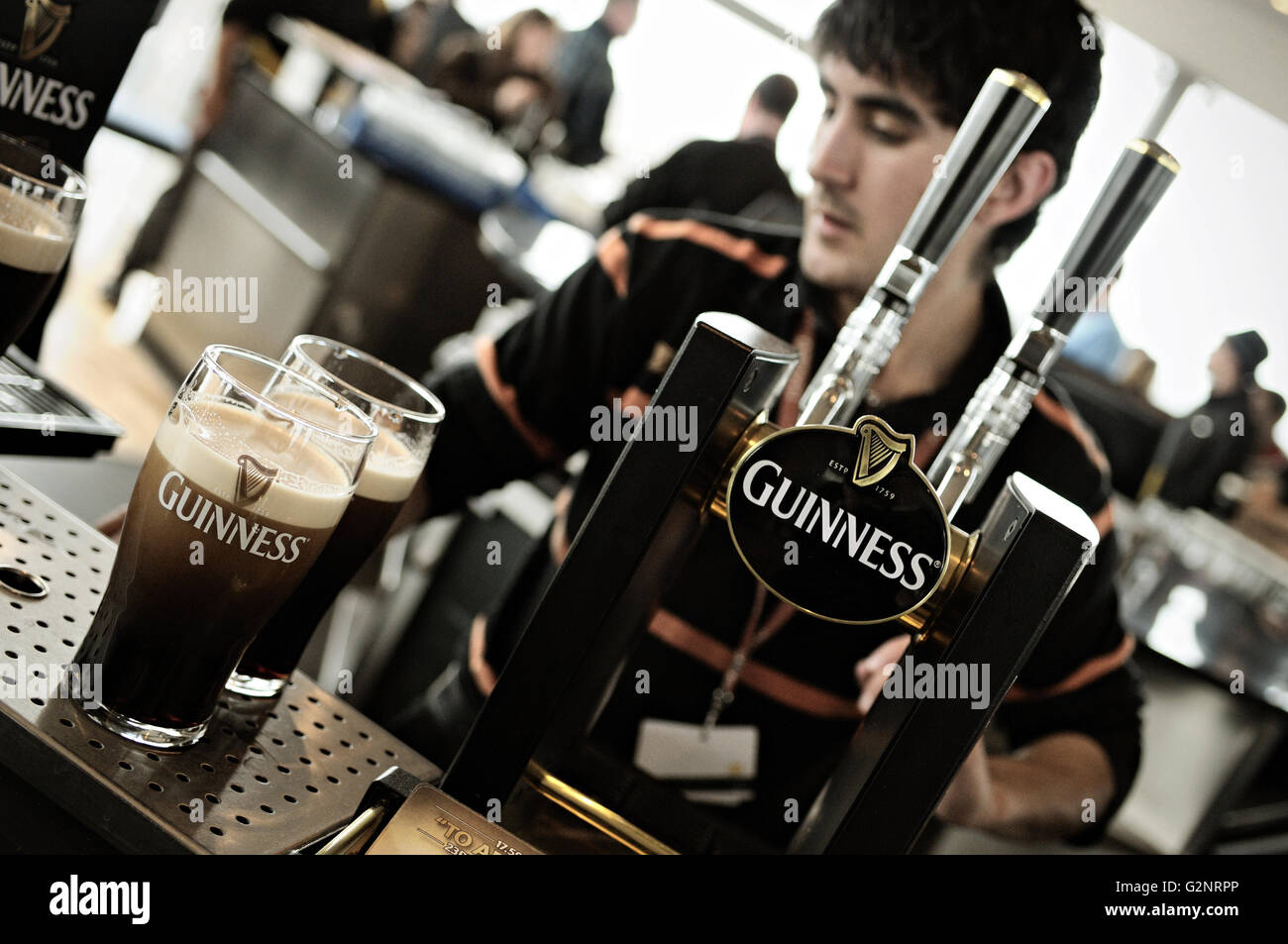 Il barista e due pinte di Guinness al Gravity Bar all'interno del Guinness Storehouse, Dublino, Irlanda Foto Stock
