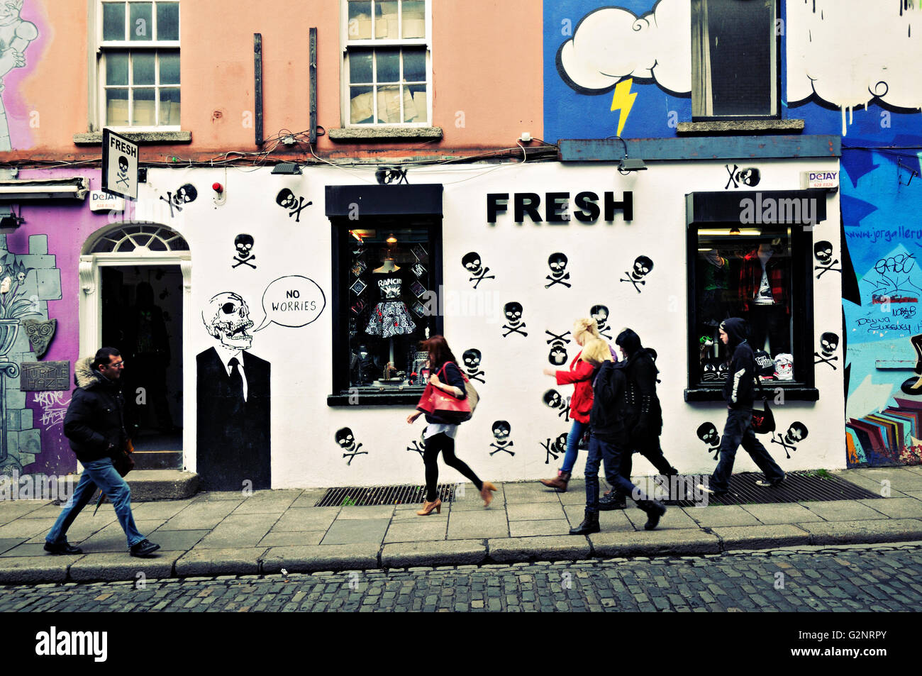 La gente che camminava sul marciapiede davanti al negozio di fresco in Dublino, Temple Bar trimestre, Irlanda Foto Stock