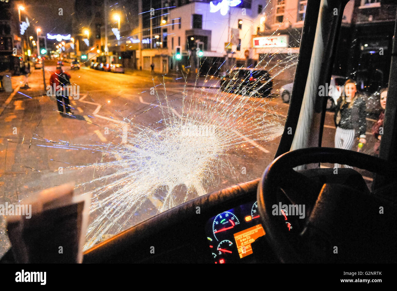 Il 3° dicembre 2012, Belfast, Irlanda del Nord. Un bus soffre di un parabrezza rotto dopo un certo numero di disordini lealisti buttare un grande contenitore di acqua in corrispondenza di esso durante un disordine civile davanti a disordini diffusi Foto Stock