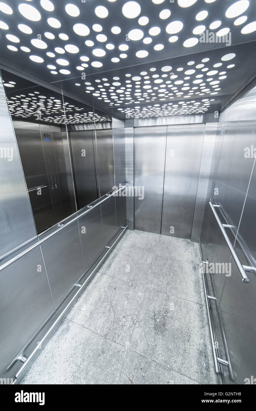 Interni in acciaio massiccio ascensore - led di illuminazione Foto Stock