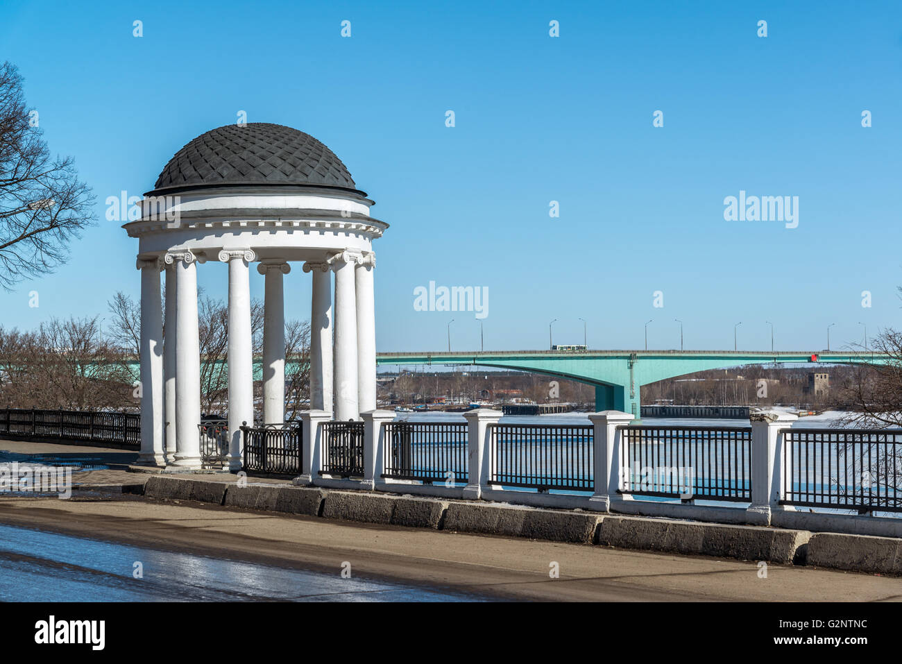 Gazebo sull argine del fiume Volga in Yaroslavl, Russia Foto Stock