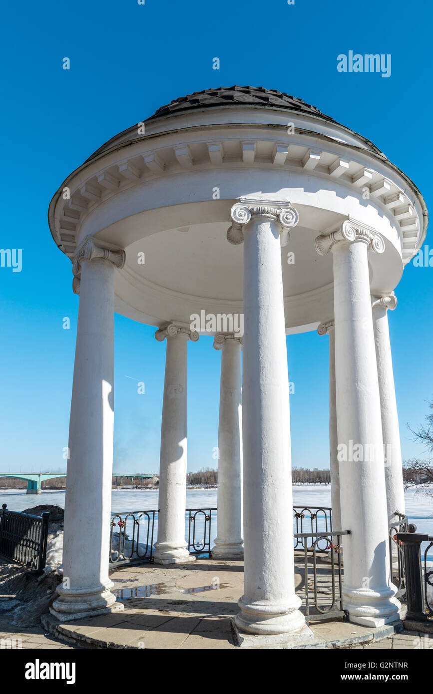 Gazebo sull argine del fiume Volga in Yaroslavl, Russia Foto Stock
