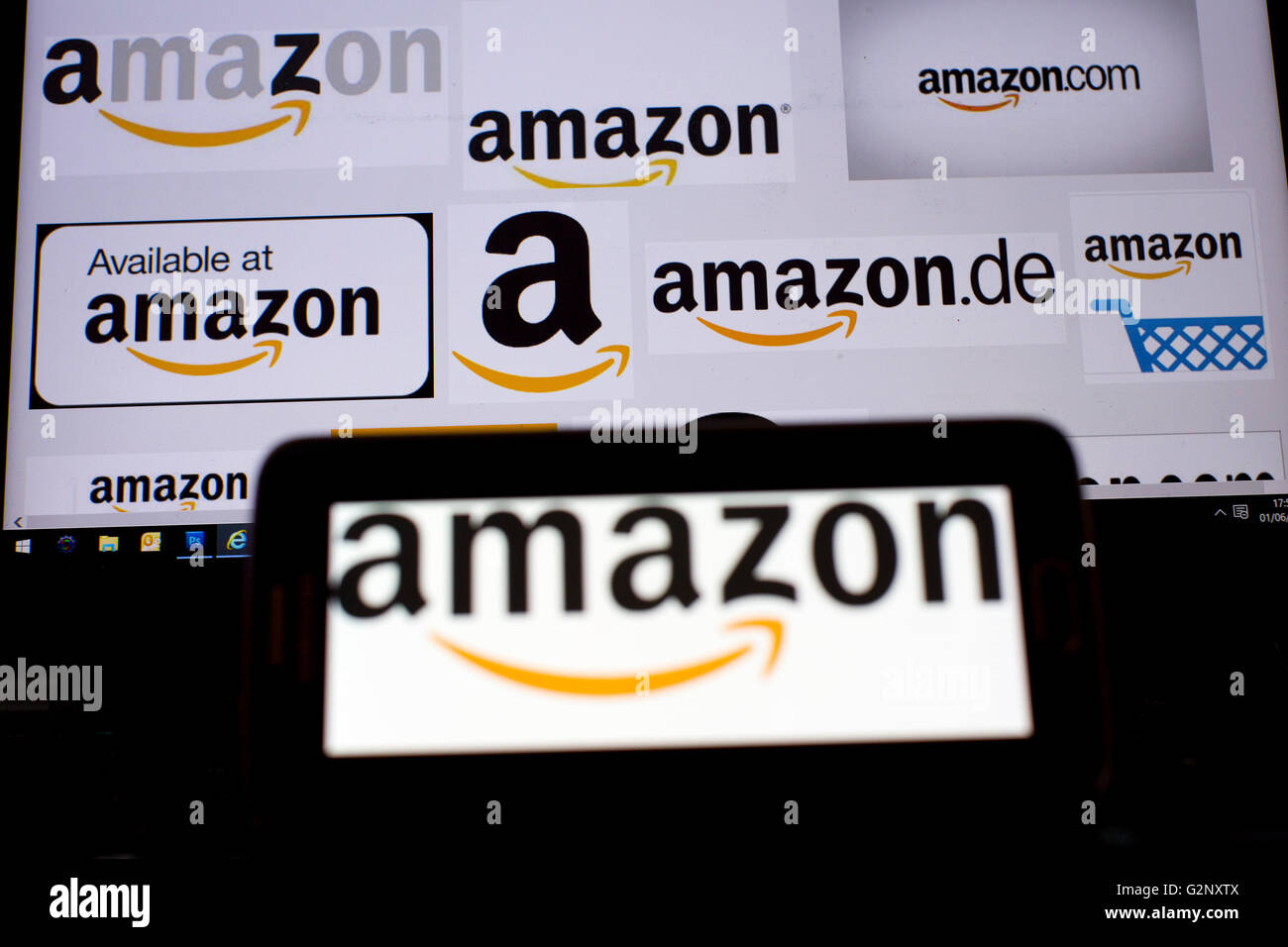 Amazon rivenditore online loghi sono presenti sul telefono e gli schermi dei notebook. Foto Stock