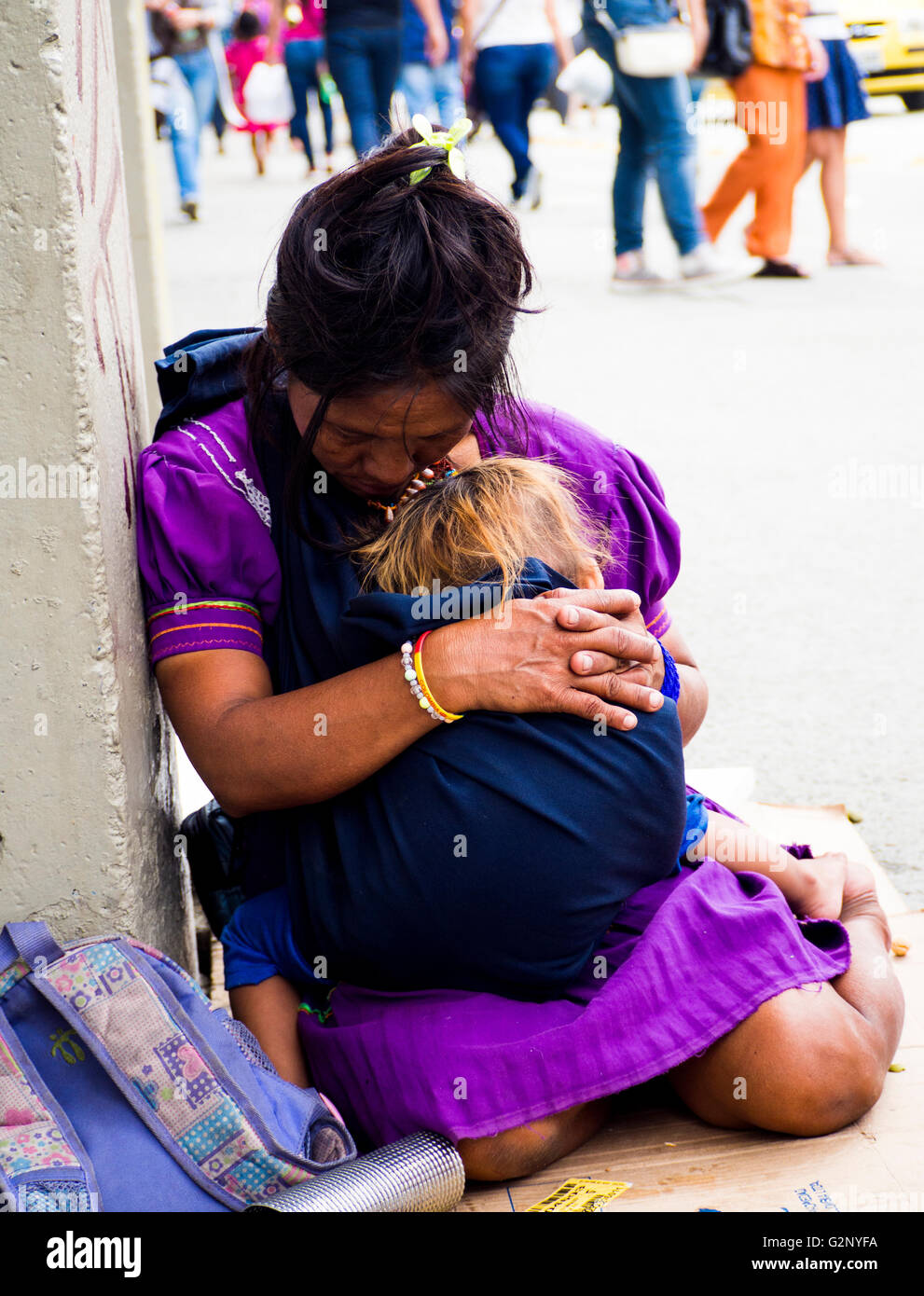 Una donna indigena con il suo bambino nel centro di Medellin Foto Stock