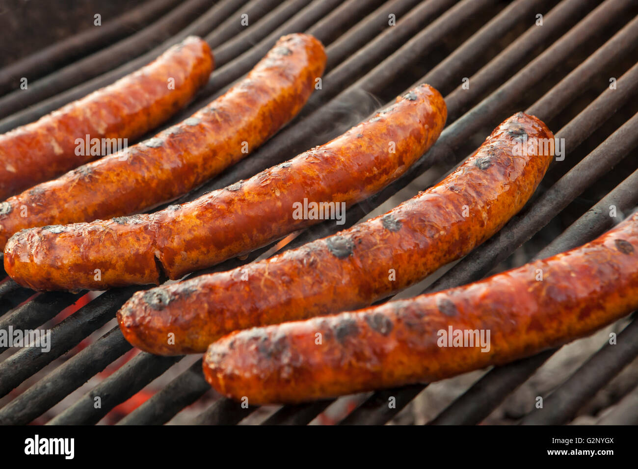 Salsicce di maiale griglia sopra un fuoco di quercia, barbecue Bootcamp, Alisal Guest Ranch, Solvang, California Foto Stock