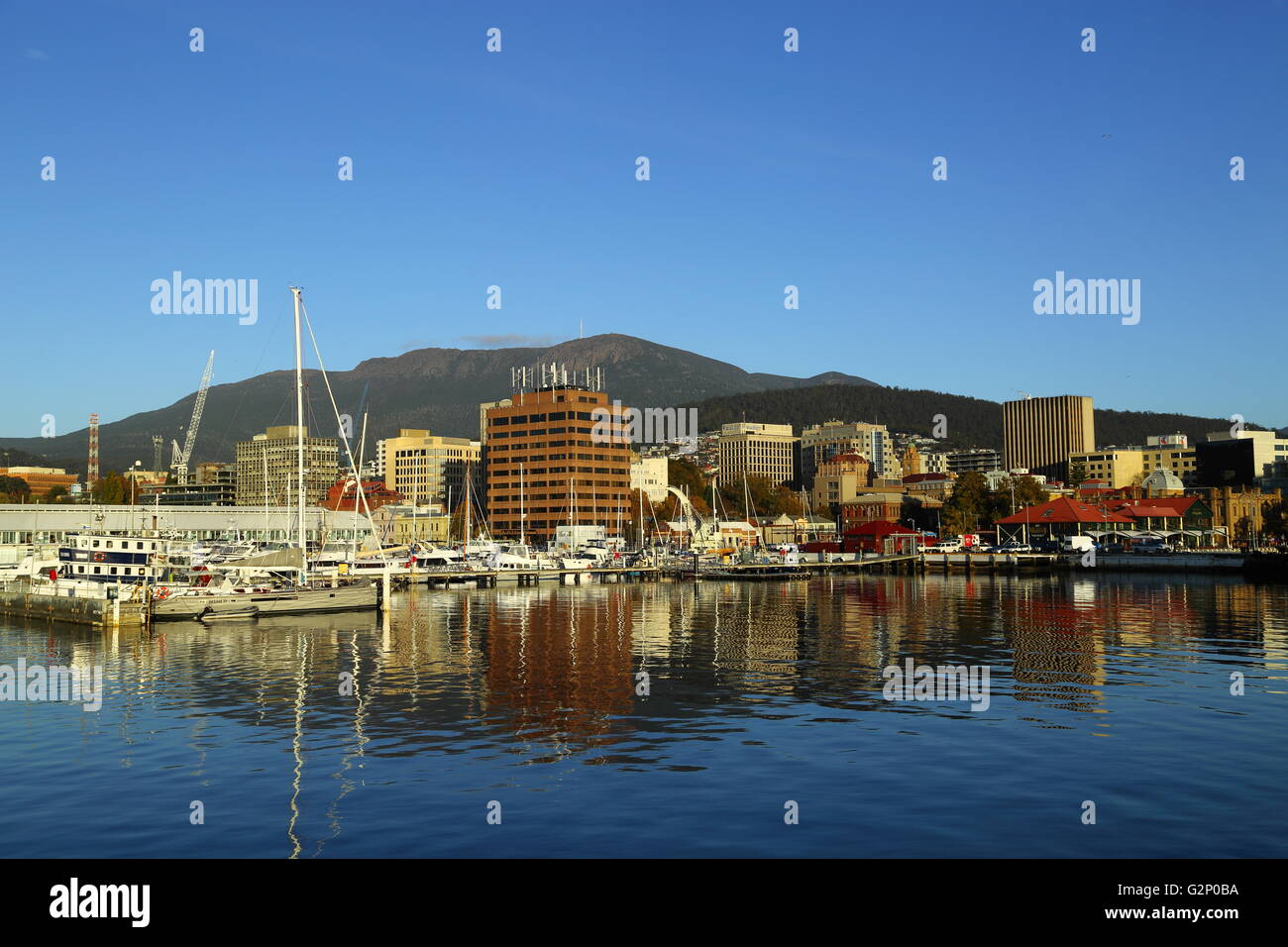 Barche da pesca in riposo a Constitution Dock, con il Monte Wellington in background - Hobart, Tasmania, Australia. Foto Stock