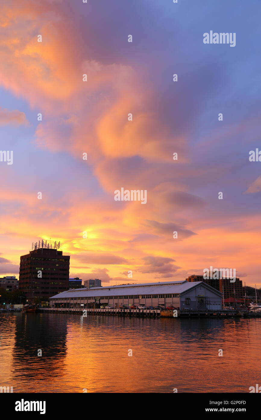 Una vivida tramonto su Elizabeth Street Pier e Sullivans Cove - Constitution Dock, Hobart, Tasmania, Australia. Foto Stock