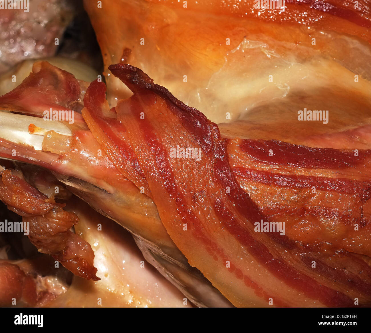 Bacon rasher cotta sulla Turchia gamba. Foto Stock