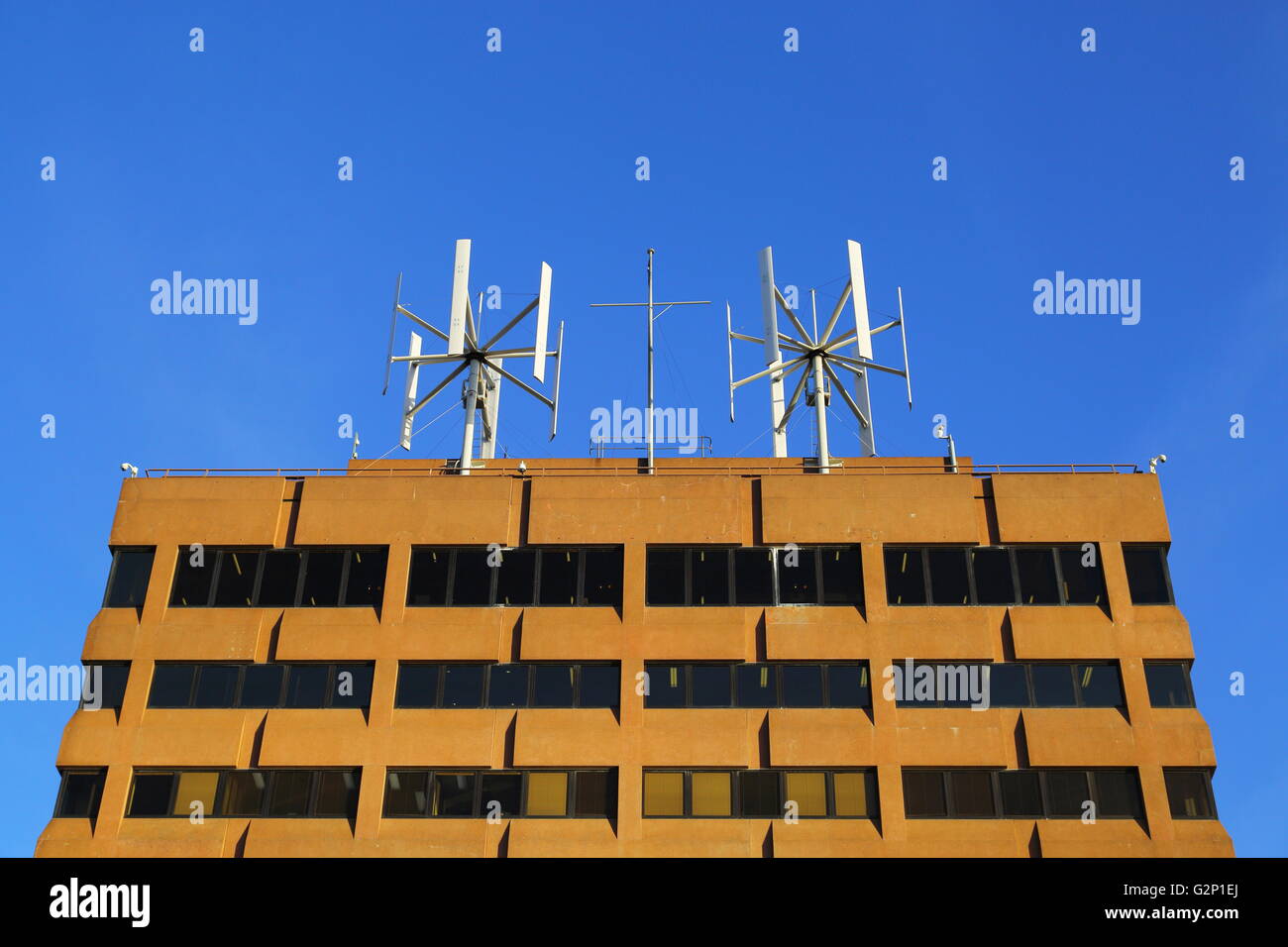 Turbine eoliche Vestas generano energia elettrica sulla cima di un edificio per uffici nel centro del CBD di Hobart, Tasmania, Australia. Foto Stock