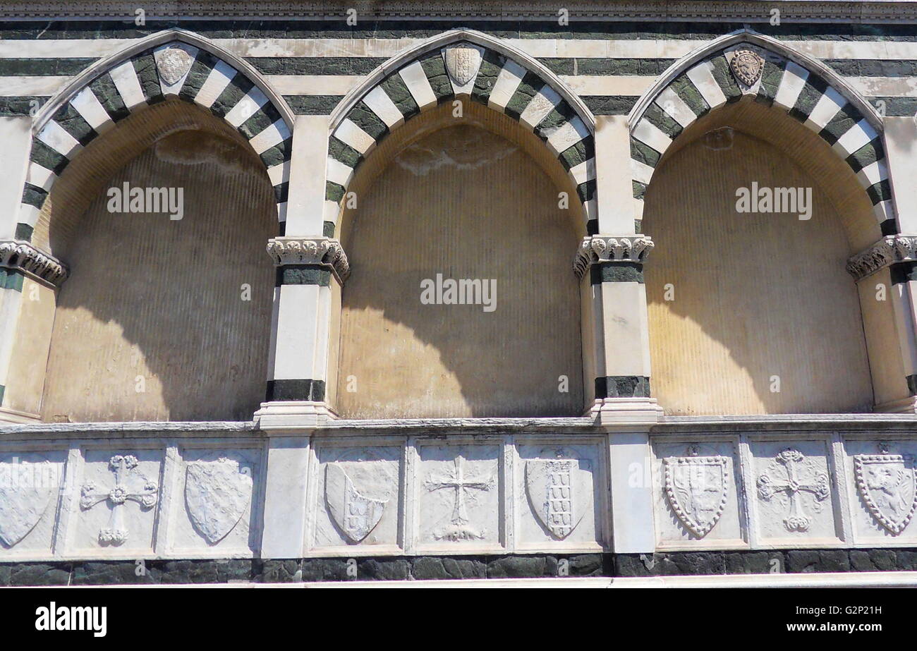 Dettagli esterni dalla Basilica di Santa Maria Novella, in una chiesa di Firenze, Italia. La prima grande Basilica di Firenze e la città principale della Chiesa dominicana. Progettato da frà Sisto Fiorentino e frà Ristoro da Campi. Edificio iniziò intorno al 1246 D.C. e fu completata nel 1360 sotto la supervisione di frate Lacopop Talenti, ma non è stato consacrato fino al 1420. La parte superiore della facciata è stata completata circa 1470 da Leone Battisa Alberti. Foto Stock