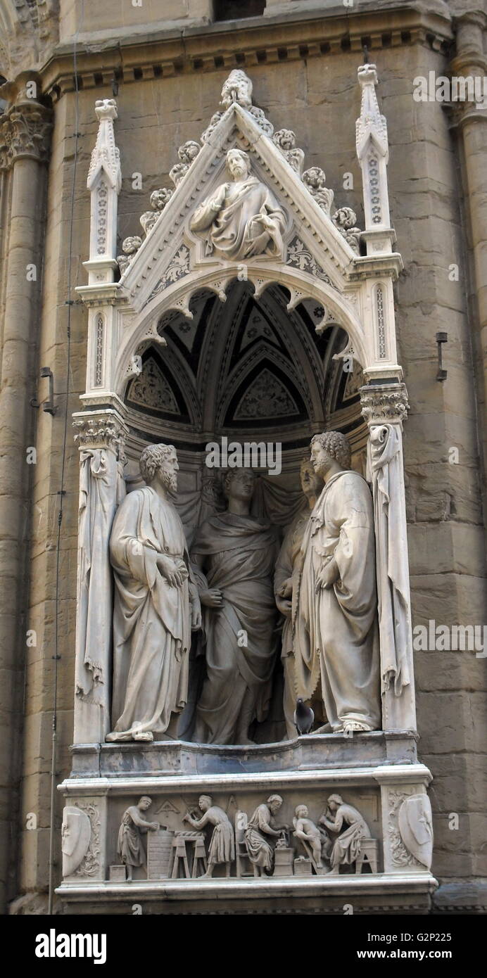 Statua dettaglio sull'esterno di una chiesa di Firenze, Italia. Semichiuso statue figurativo come questa appare in tutta Firenze. Questo set di statue sono racchiusi in un rilievo laden telaio. Foto Stock