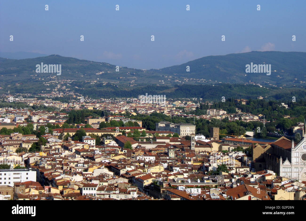 Vista aerea di Firenze, Italia. A destra dell'immagine si può vedere la Basilica di Santa Maria del Fiore, più comunemente chiamato il "uomo". Foto Stock