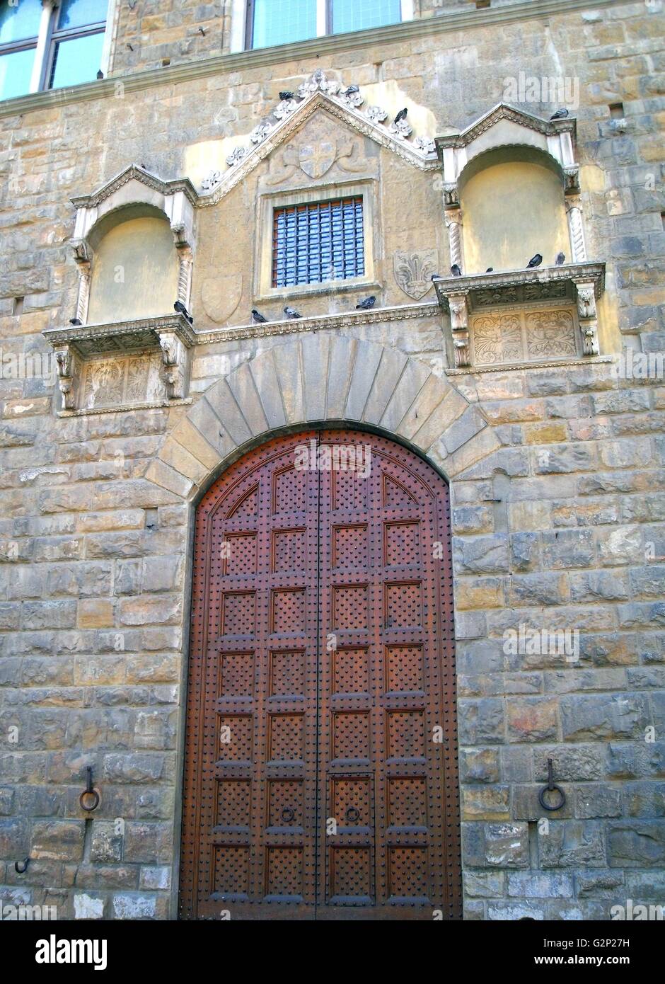 Dettaglio da Palazzo Vecchio. Municipio di Firenze, Italia. Un enorme fortezza romanico-palazzo si affaccia su Piazza della Signoria. Progettato dall'architetto Arnolfo di Cambio nel 1299. Foto Stock