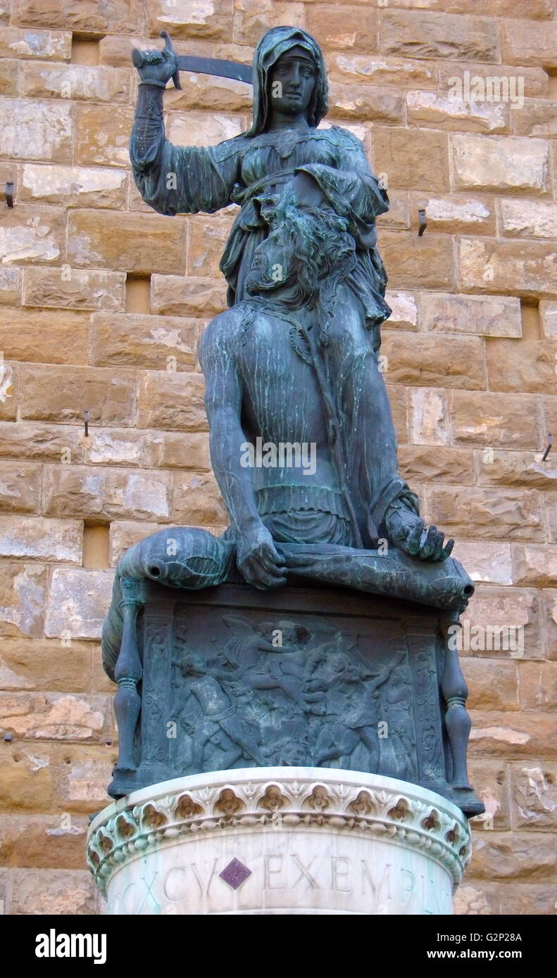 Copia della Giuditta e Oloferne, di Donatello. Una scultura al di fuori  dell'entrata al Palazzo Vecchio. Municipio di Firenze, Italia. L'originale  scultura in bronzo di Donatello è stato realizzato nel 1460, ma