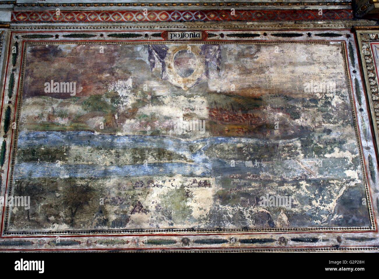 Dettaglio interni di Palazzo Vecchio, Firenze, Italia. Un massiccio, fortezza in stile romanico-palazzo progettato dall architetto Arnolfo di Cambio. Internamente, il primo cortile fu progettato nel 1453 da Michelozzo. Nelle lunette, alta intorno al cortile, sono creste della Chiesa e della città gilde. Al centro la fontana di porfido è di Battista del Tadda. Questa immagine mostra la parete dipinta dettaglio. Foto Stock