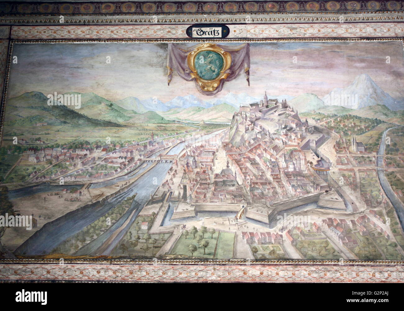 Dettaglio interni di Palazzo Vecchio, Firenze, Italia. Un massiccio, fortezza in stile romanico-palazzo progettato dall architetto Arnolfo di Cambio. Internamente, il primo cortile fu progettato nel 1453 da Michelozzo. Nelle lunette, alta intorno al cortile, sono creste della Chiesa e della città gilde. Al centro la fontana di porfido è di Battista del Tadda. Questa immagine mostra la parete dipinta dettaglio. Foto Stock