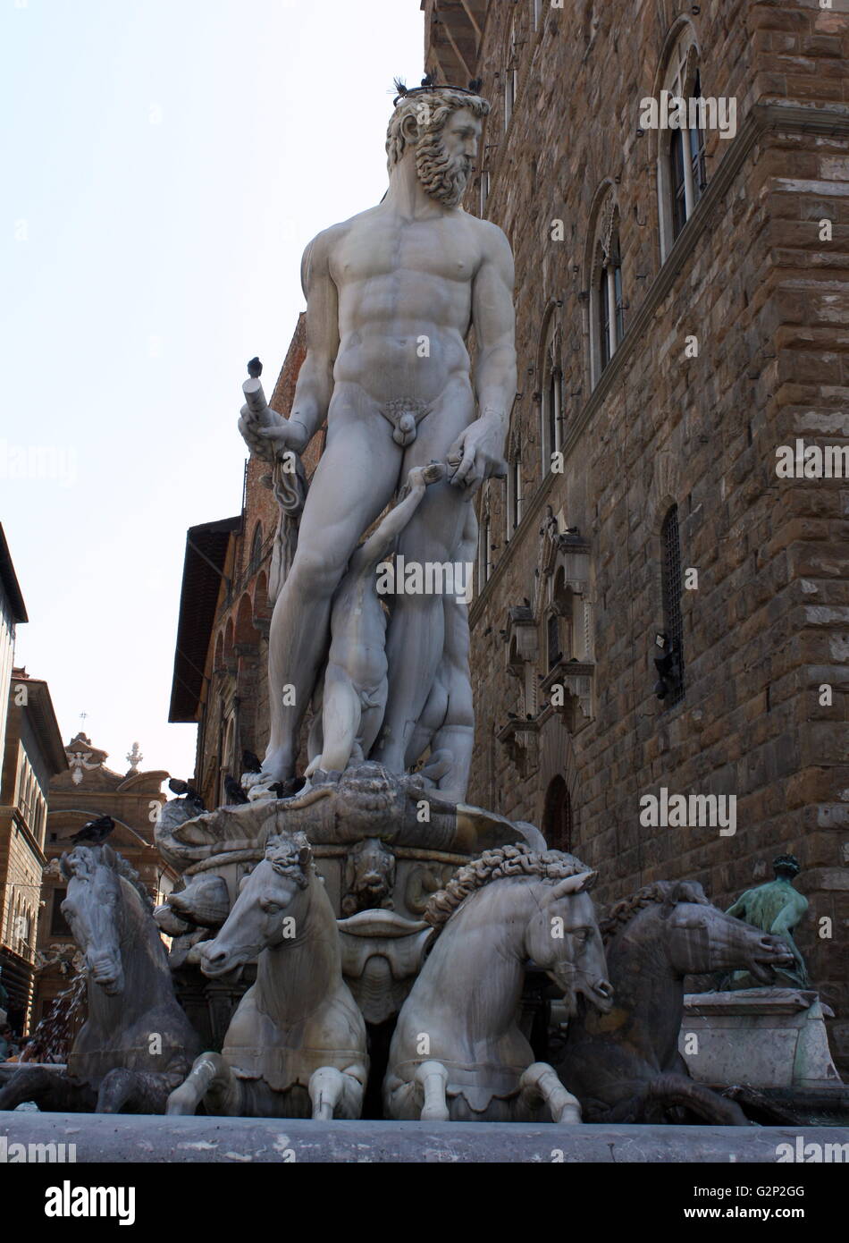 La fontana del Nettuno in Piazza della Signoria (una piazza di fronte al Palazzo Vecchio) Firenze, Italia. Esso è stato commissionato nel 1565 ed è opera dello scultore Bartolomeo Ammannati, il design non è stata tuttavia effettuata da Baccio Bandinelli prima di morire. La scultura è realizzata in marmo delle Apuane, ed è destinata a rappresentare il dominio fiorentino sul mare. Esso è stato commissionato per un matrimonio e la faccia di Nettuno è simile a quella di Cosimo I de' Medici duca di Firenze/Granduca di Toscana e il padre dello sposo. Foto Stock