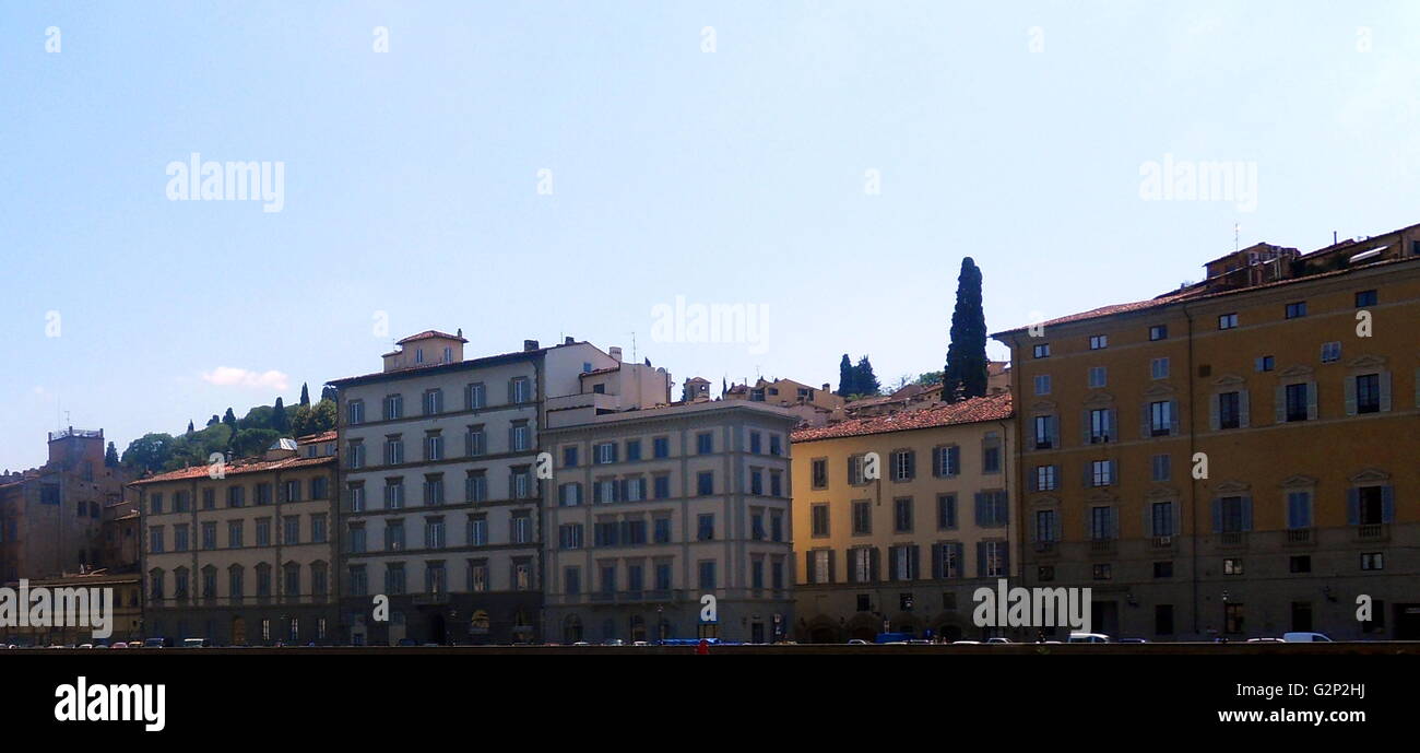 Immagine del fiume Arno e nei dintorni di Firenze, Italia. Il fiume proviene dal Monte Falterona e attraversa Firenze, Empoli e Pisa. Gli antichi edifici e architettura classica lungo il fiume di Firenze. Foto Stock