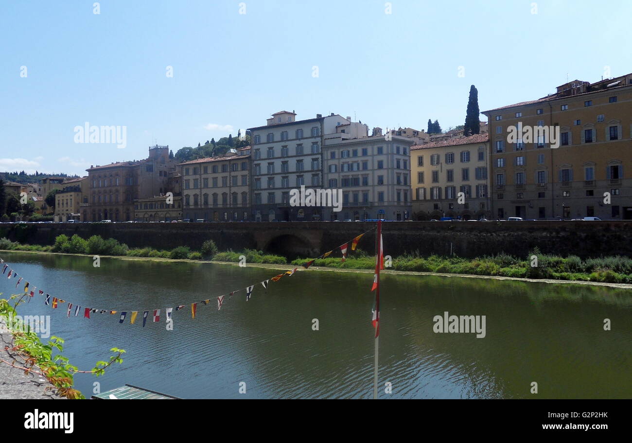 Immagine del fiume Arno e nei dintorni di Firenze, Italia. Il fiume proviene dal Monte Falterona e attraversa Firenze, Empoli e Pisa. Gli antichi edifici e architettura classica lungo il fiume di Firenze. Foto Stock