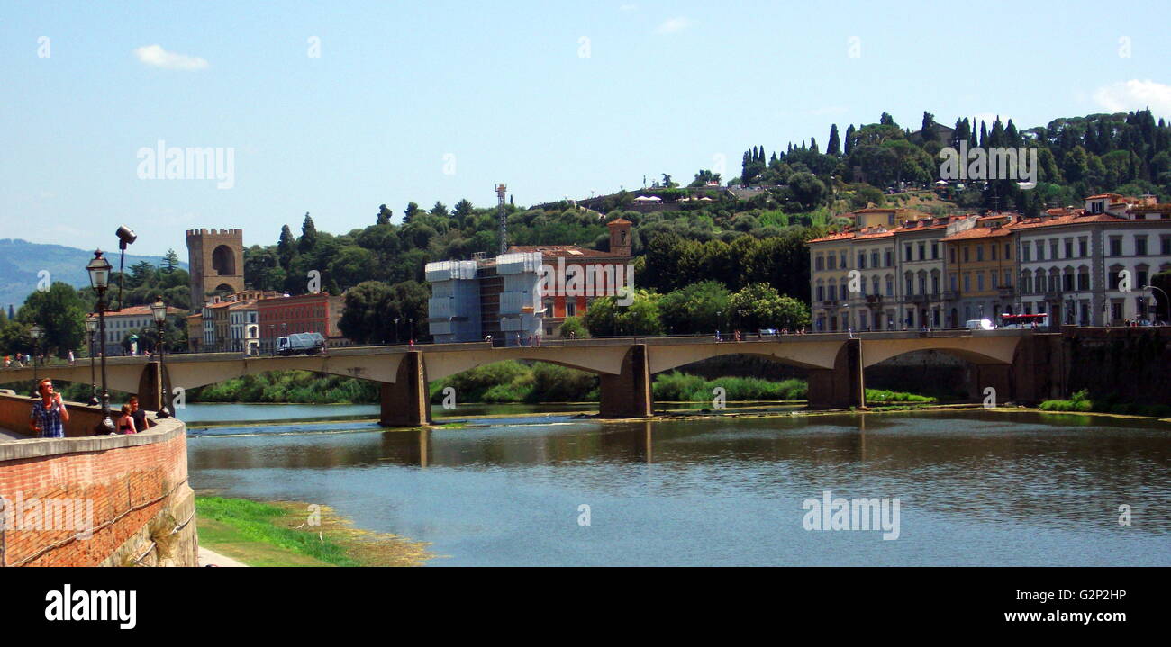 Immagine del fiume Arno e nei dintorni di Firenze, Italia. Il fiume proviene dal Monte Falterona e attraversa Firenze, Empoli e Pisa. Gli antichi edifici e architettura classica lungo il fiume di Firenze. Foto Stock