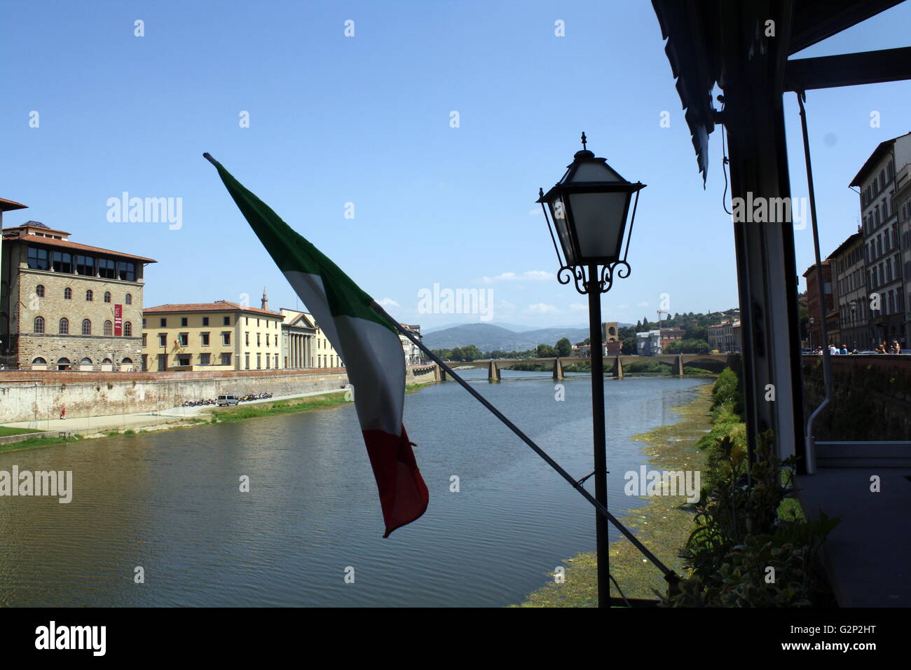 Immagine del fiume Arno e nei dintorni di Firenze, Italia. Il fiume proviene dal Monte Falterona e attraversa Firenze, Empoli e Pisa. Gli antichi edifici e architettura classica lungo il fiume di Firenze. Foto Stock