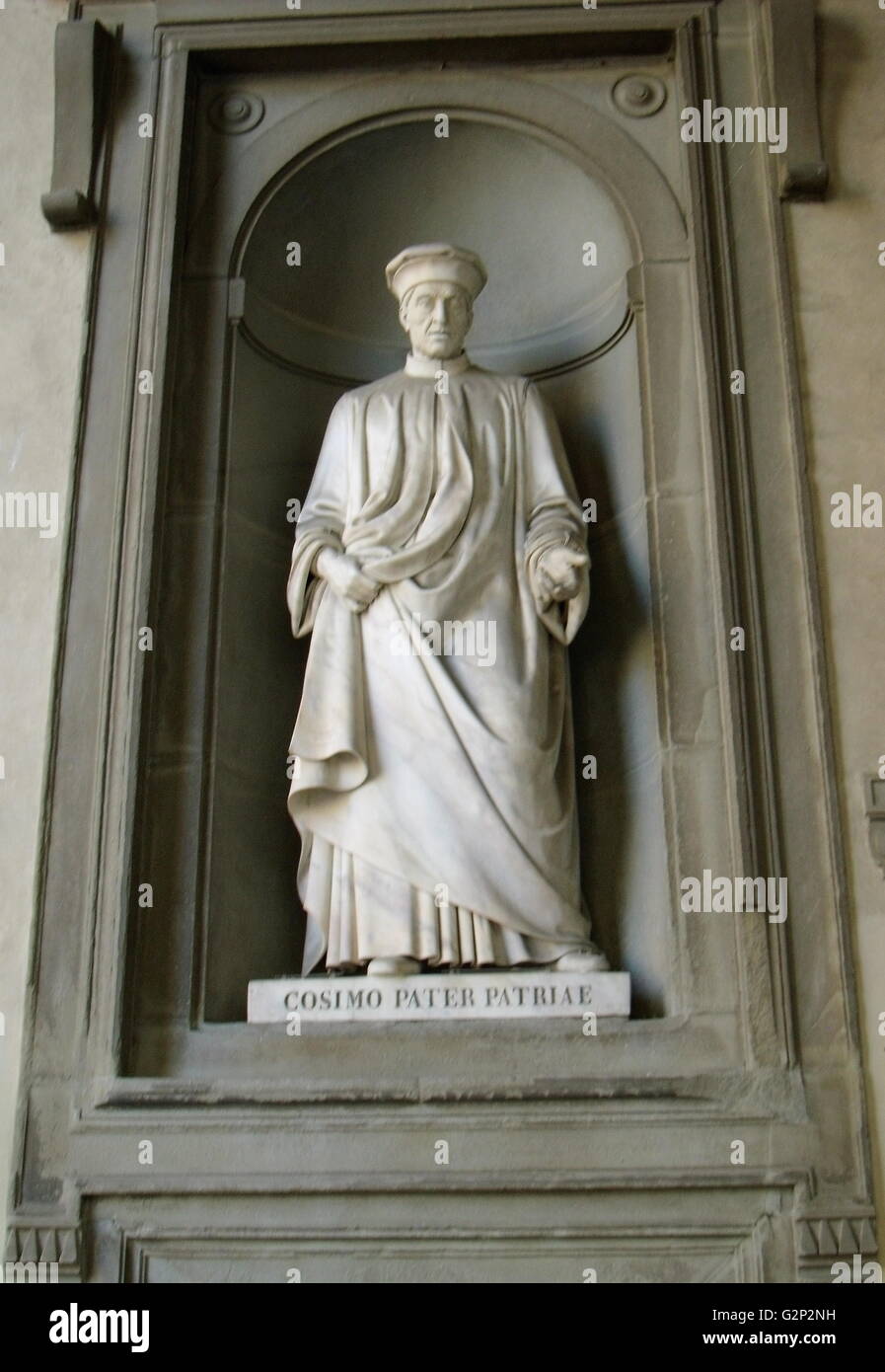 La statua si trova al di fuori del museo degli Uffizi di Firenze, Italia. Uno dei più antichi musei d' arte nel mondo occidentale. Semichiuso statue figurativo come questa appare in tutta Firenze. La statua di Cosimo I de'Medici, prima dei Medici dinastia politico e governatore di Firenze. Dato il titolo "Pater Patriae" o "Padre della Nazione" che è inscritta in questa statua. Foto Stock