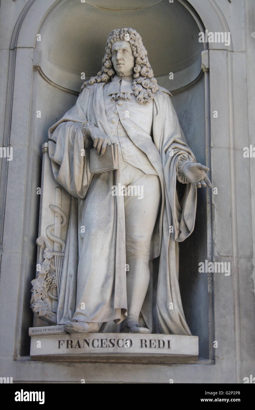 La statua si trova al di fuori del museo degli Uffizi di Firenze, Italia. Uno dei più antichi musei d' arte nel mondo occidentale. Semichiuso statue figurativo come questa appare in tutta Firenze. Statua di Francesco Redi, un medico italiano, naturalista e poeta. Foto Stock