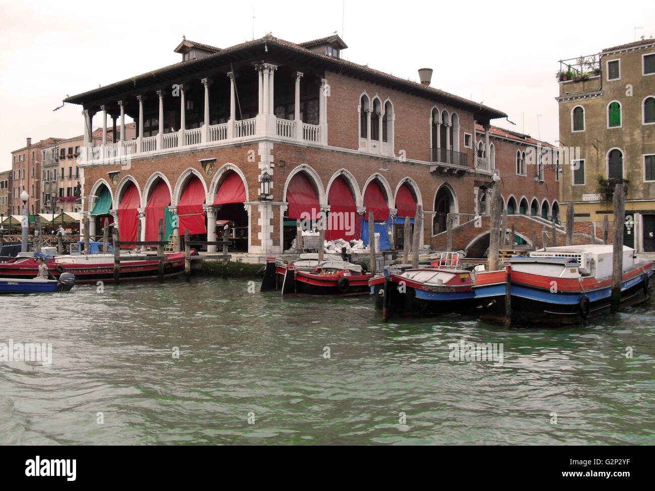 La Pescheria di Rialto, sul Canal Grande di Venezia, Italia. Il Ponte di Rialto è il centro finanziario e commerciale di Venezia. Il Pecheria è un palazzo lungo si tratta di banche. Foto Stock