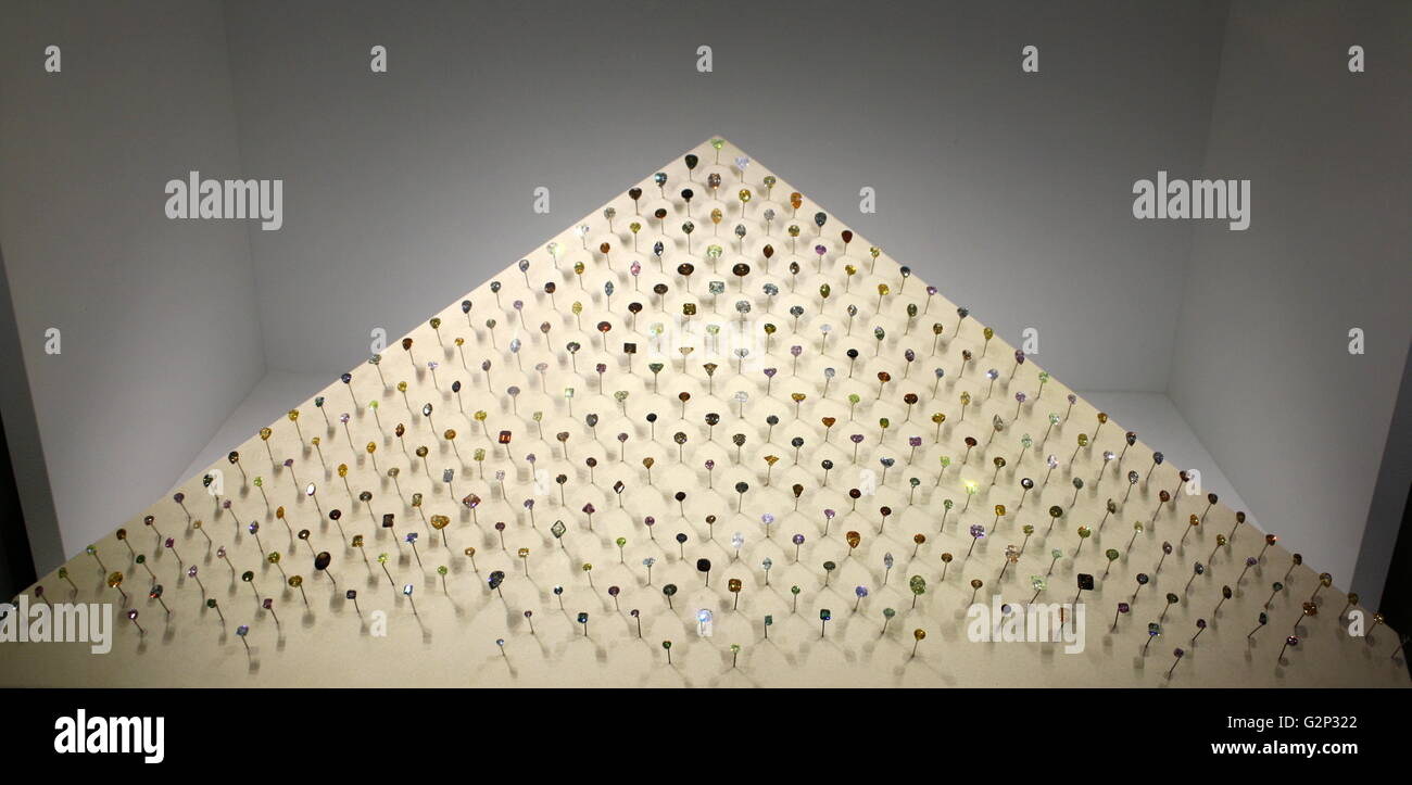La piramide di aurora di speranza. Un display di 296 naturalmente diamanti colorati. Mostra tutta la gamma di colori brillanti possono essere trovati in tutto il mondo. Ci sono voluti più di venticinque anni di raccogliere. Chiamato dopo l'Aurora Boreale. Foto Stock