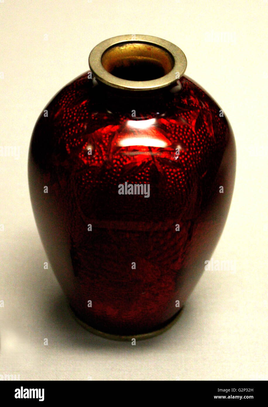 Vaso rosso. circa 1880-1890. Il rame corposo, CloisonnÚ vaso smaltato. Il rosso è da trasparente smalto rosso che copre la superficie. Da Nagoya, Giappone. Da parte di un artista di nome Hayashi Kodenji. Foto Stock