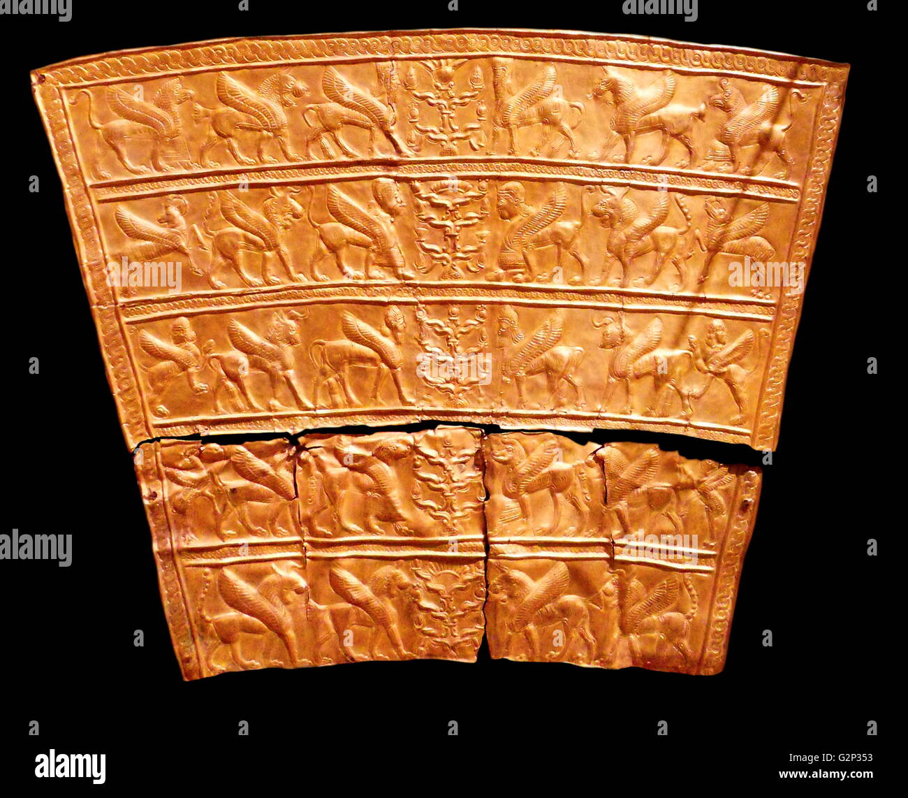 Placche con creature alate avvicinando gli alberi stilizzati. Realizzato in oro, circa 8-VII secolo A.C. Dall'Iran nord-occidentale, eventualmente Ziwiye. Foto Stock