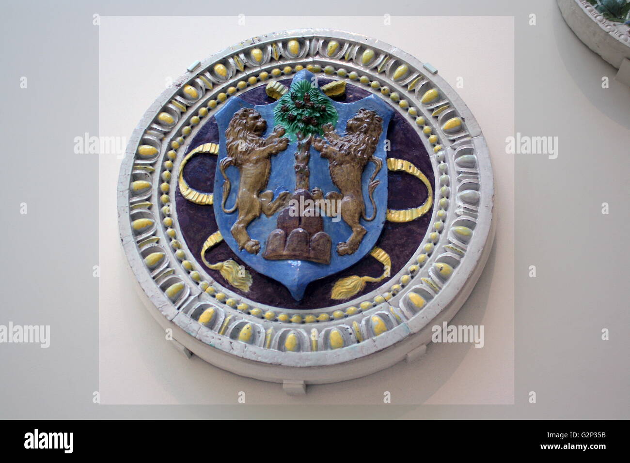 Italian stemmi o stemmi. Sviluppato inizialmente per aiutare a identificare i cavalieri corazzati, ma la pratica è stata infine adottata da famiglie di mercanti e banchieri. Il che li rende non solo gli identificatori, ma anche gli indicatori di fedeltà. Foto Stock