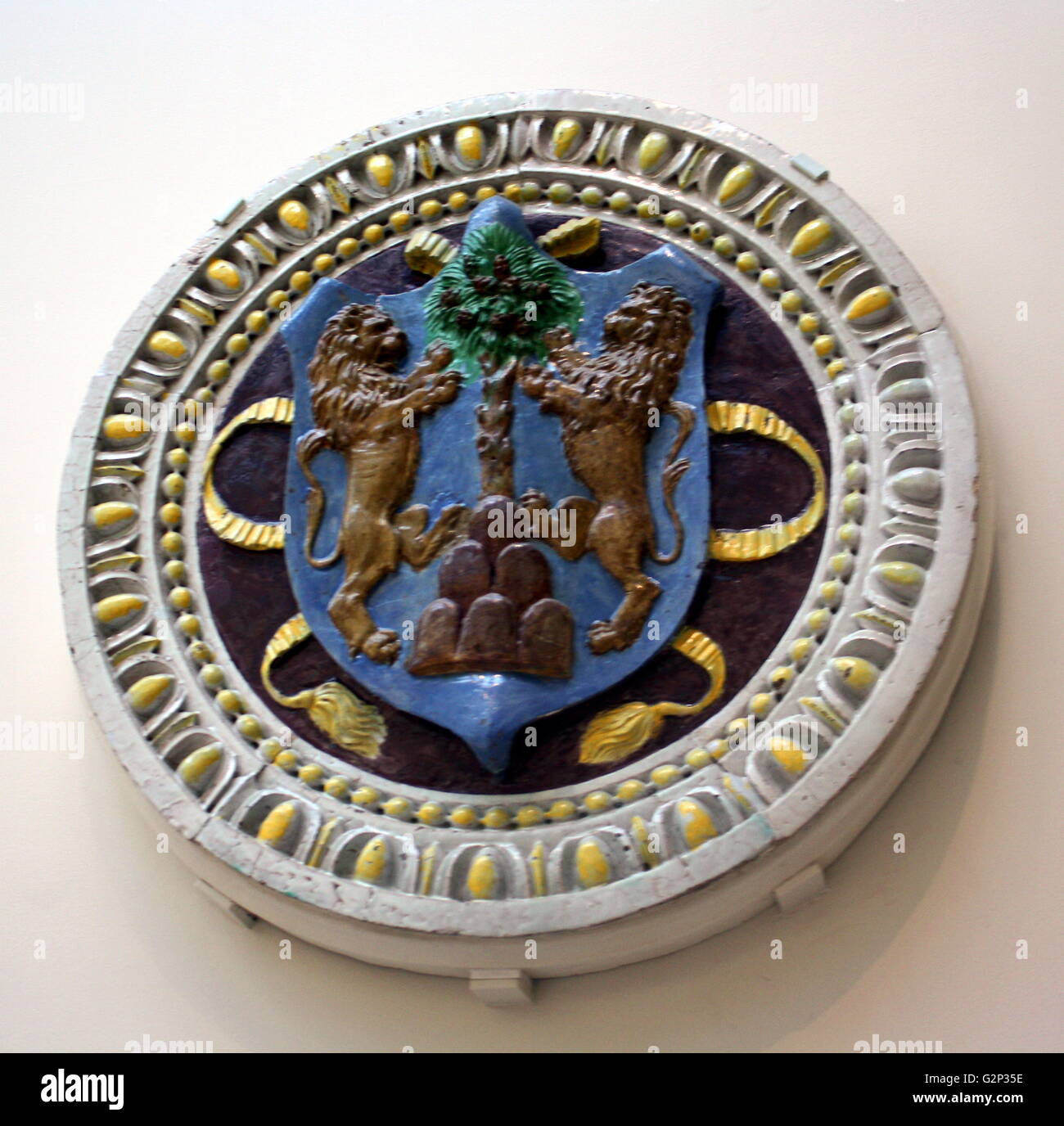 Italian stemmi o stemmi. Sviluppato inizialmente per aiutare a identificare i cavalieri corazzati, ma la pratica è stata infine adottata da famiglie di mercanti e banchieri. Il che li rende non solo gli identificatori, ma anche gli indicatori di fedeltà. Foto Stock
