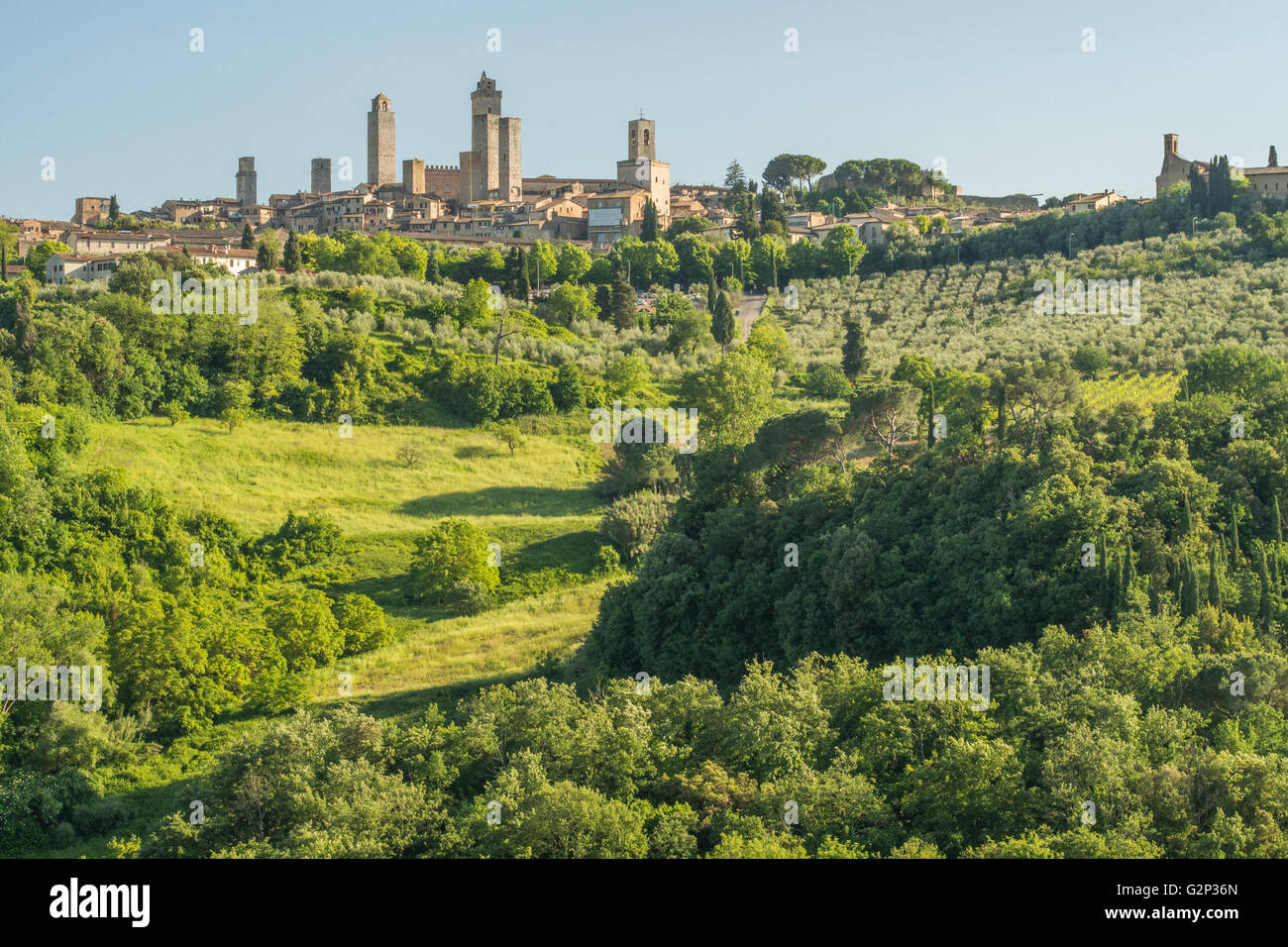 Vista di San Gimignano nella sua campagna, Toscana, Italia. Foto Stock