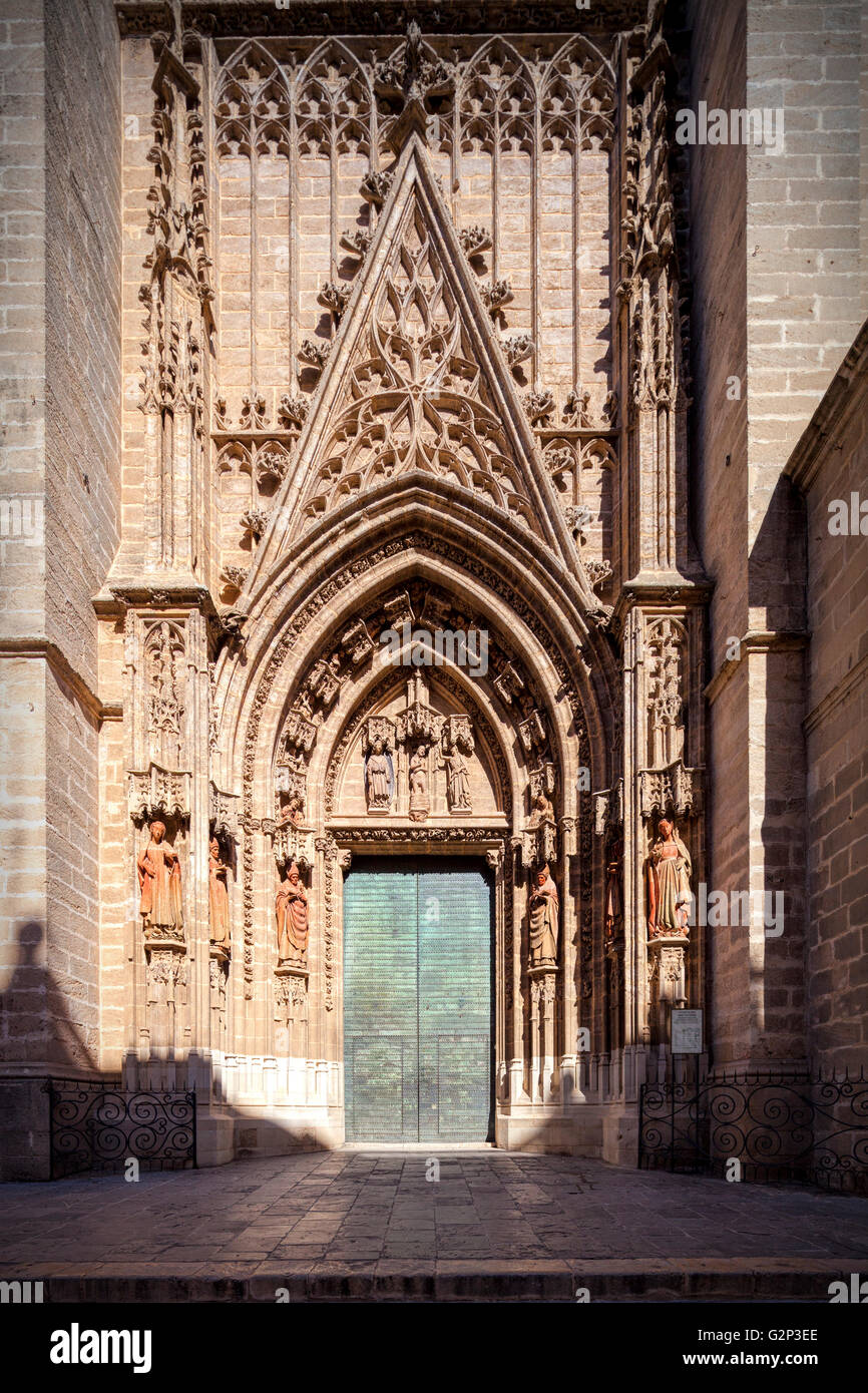 Porta del Battesimo, la Cattedrale di Siviglia, Spagna. [Edit] La porta del battesimo fu costruito nel XV secolo e decorato con una scena d Foto Stock