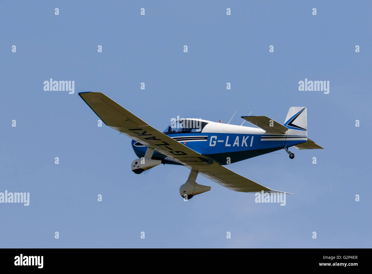 Uno "Jodel" D1050 Ambassadeur G-LAKi in volo dopo teke-off da Breighton Airfield Foto Stock