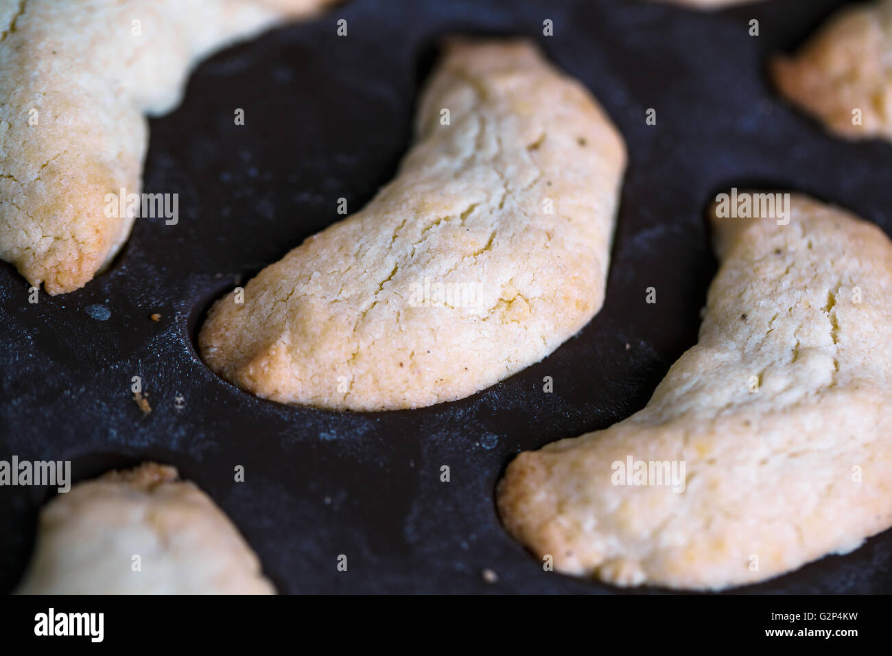 Caldo freschi fatti in casa a base di vaniglia biscotti a forma di mezzaluna sulla piastra di cottura Foto Stock