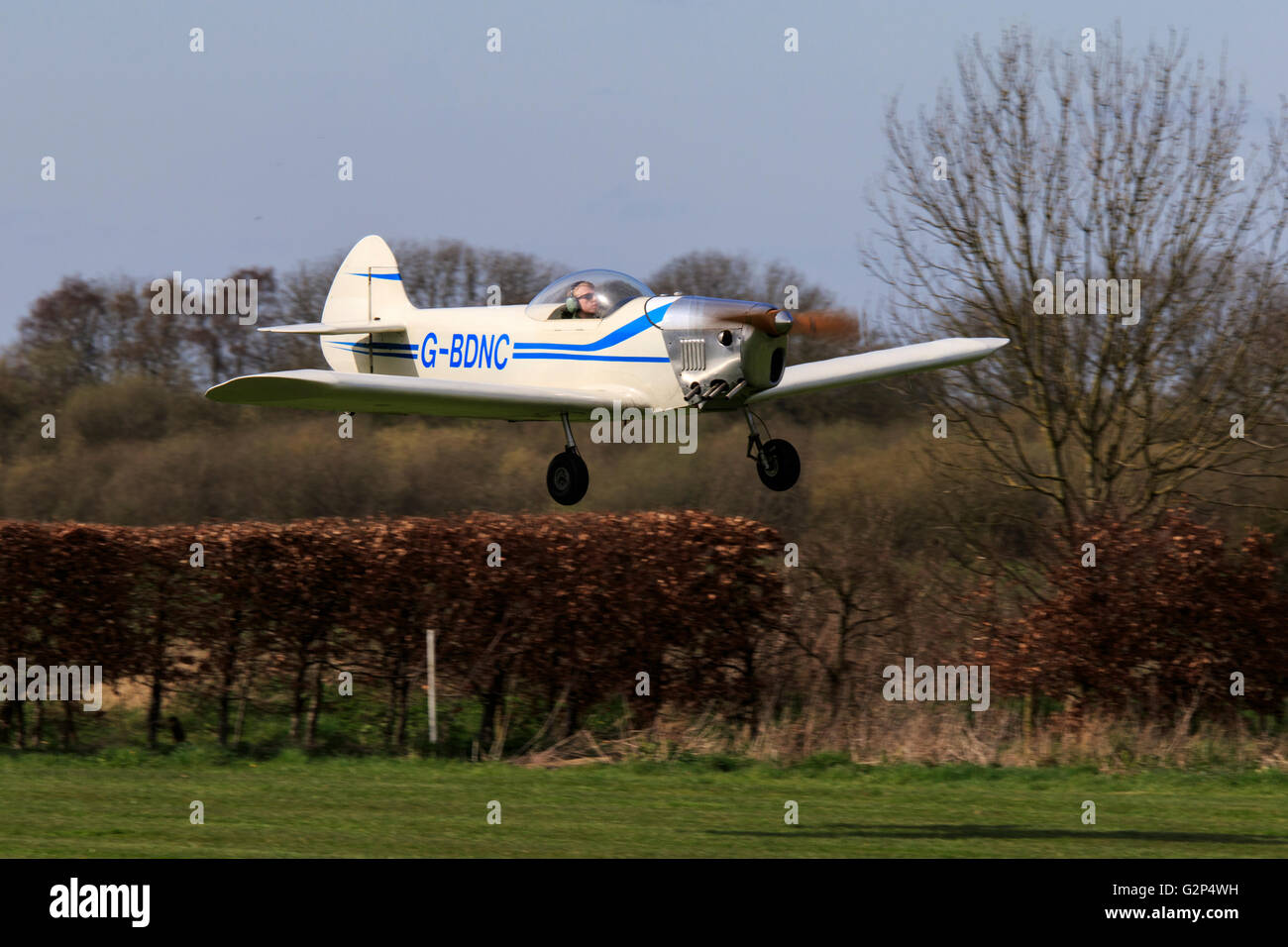 Taylor monoplan G-BDNC in atterraggio a Breighton Airfield Foto Stock