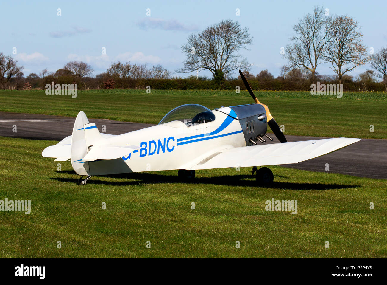 Taylor monoplan G-BDNC parcheggiato a Breighton Airfield Foto Stock