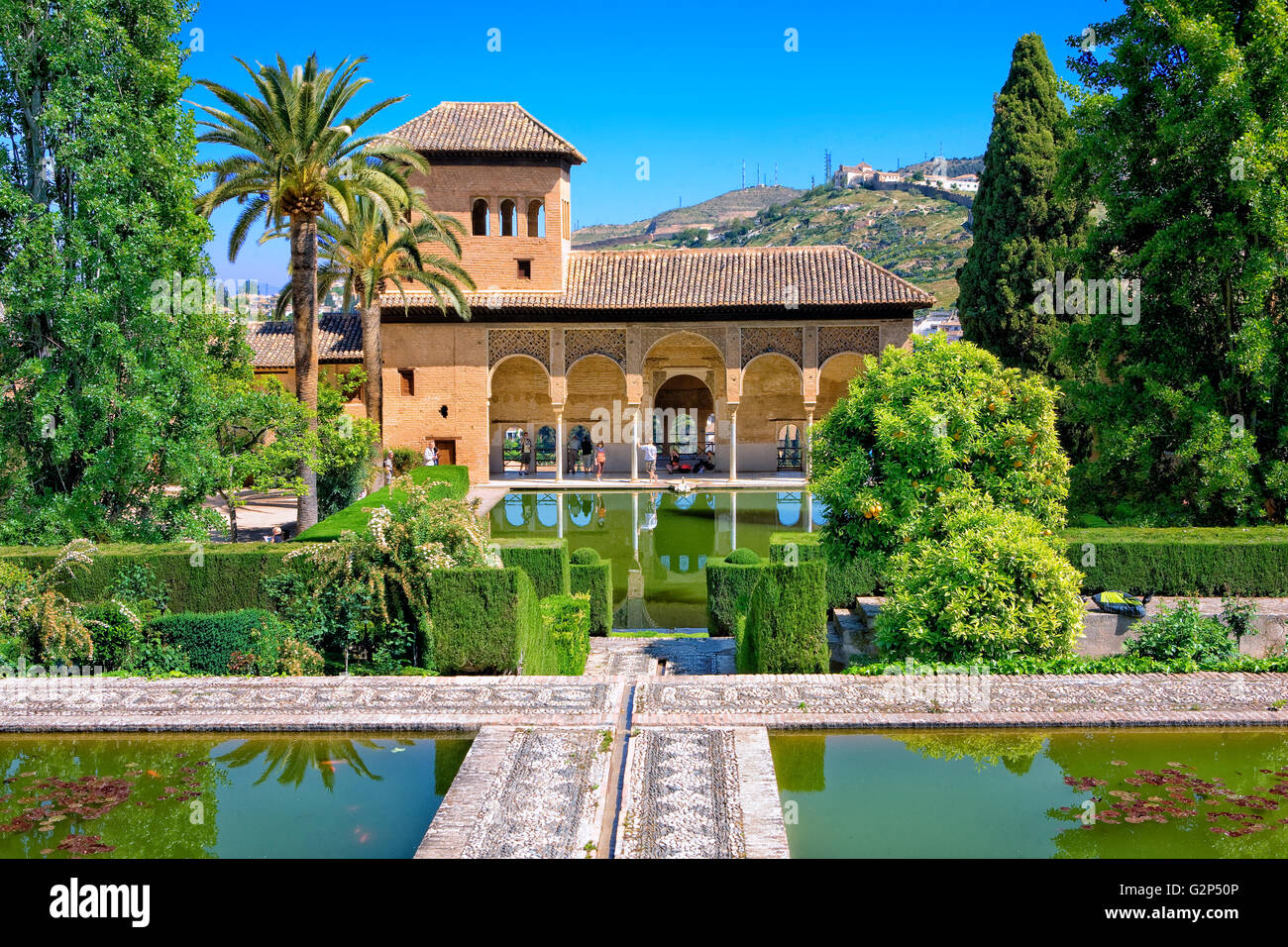 Onorevoli Tower (Torre de Las Damas) e giardini del Partal a La Alhambra Foto Stock
