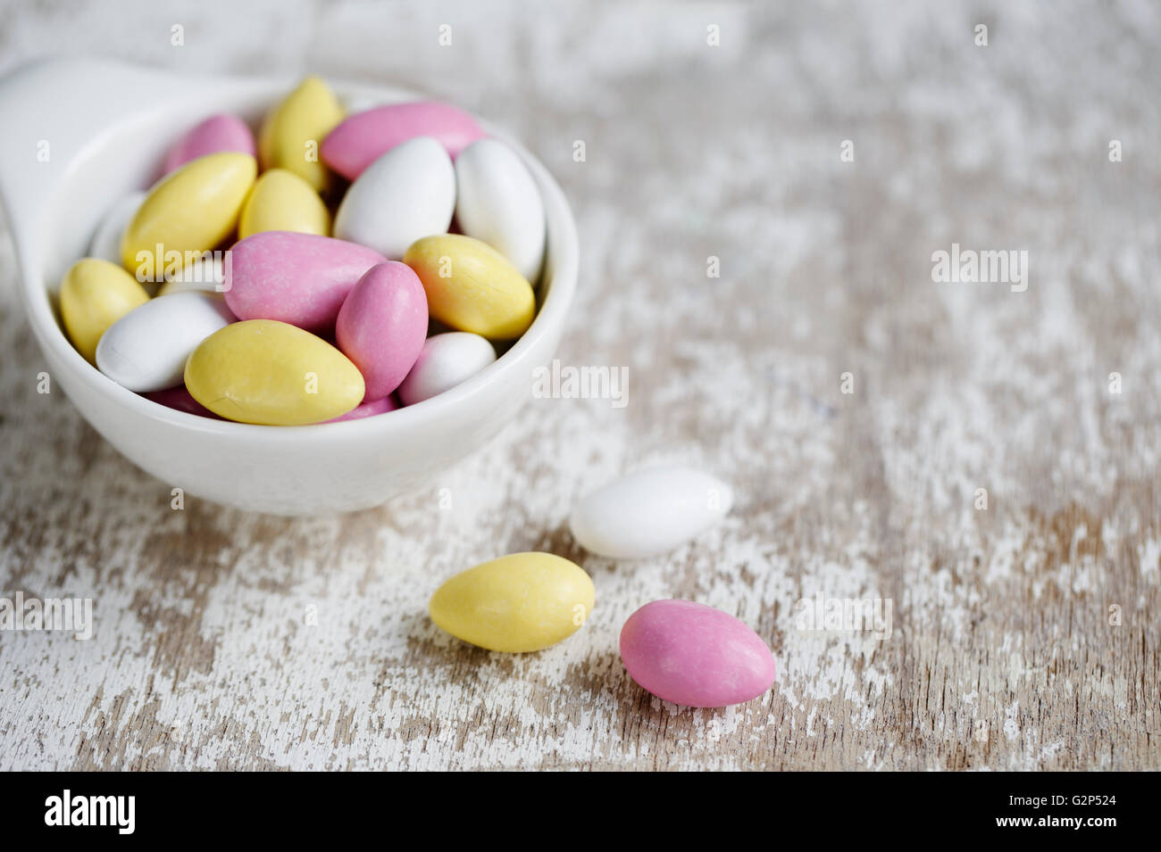 Ciotola con rosa chiaro, giallo e bianco dolce candy bomboni Foto Stock